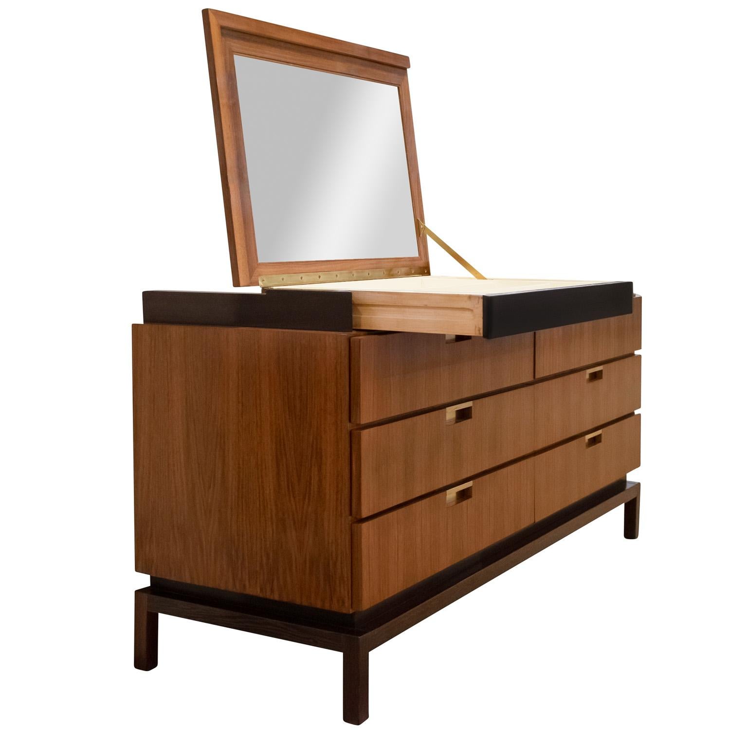 Mid-Century Modern De Coene Frères Beautifully Tailored Chest of Drawers with Built-In Vanity 1960s For Sale
