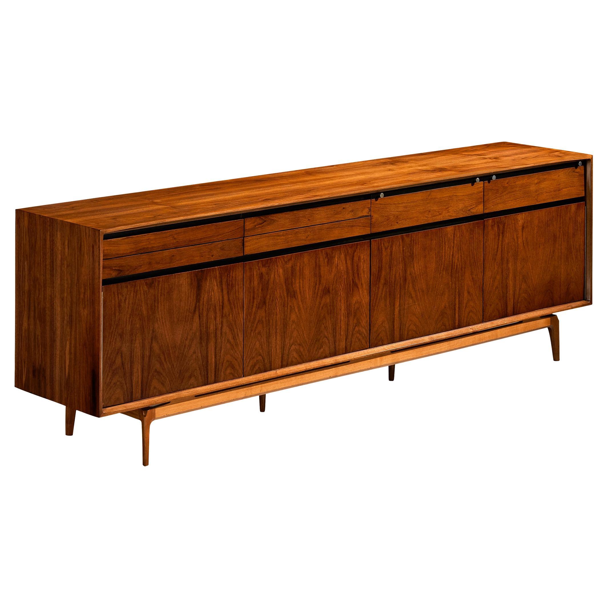 De Coene Freres „Madison“ Sideboard aus Nussbaumholz