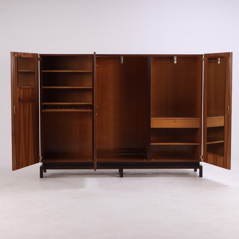 Mid-Century moderno Armoire in legno di palma De Coene Freres, metà del XX secolo. in vendita