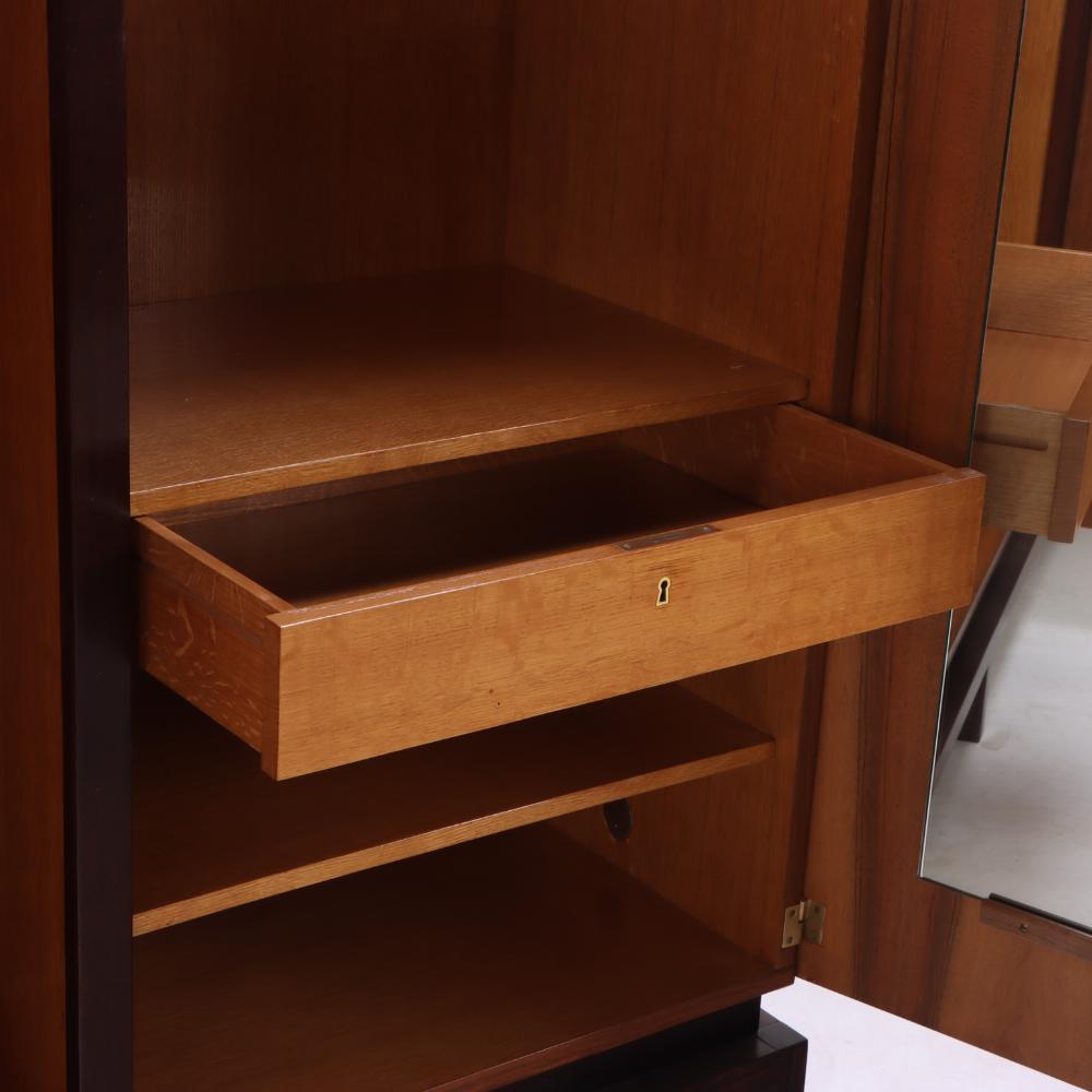 Armoire in legno di palma De Coene Freres, metà del XX secolo. In condizioni buone in vendita a Philadelphia, PA