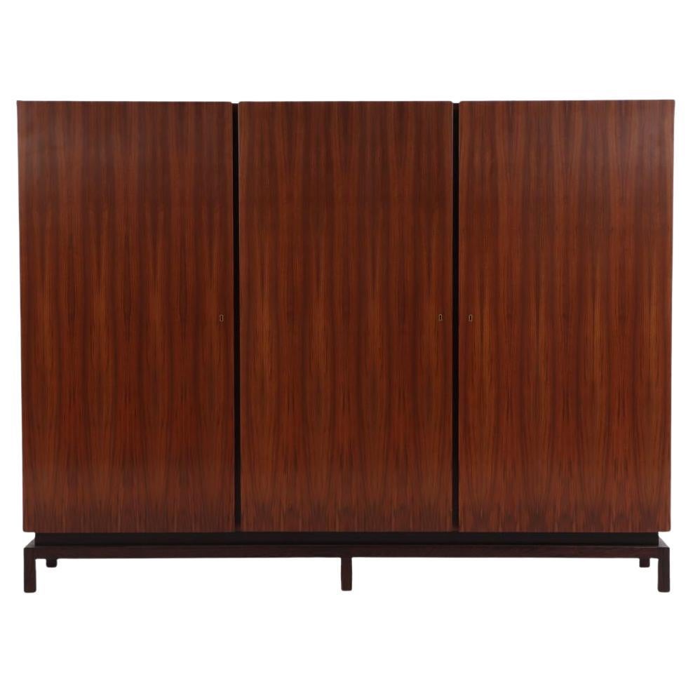 De Coene Freres Armoire en bois de palmier, milieu du 20e C.