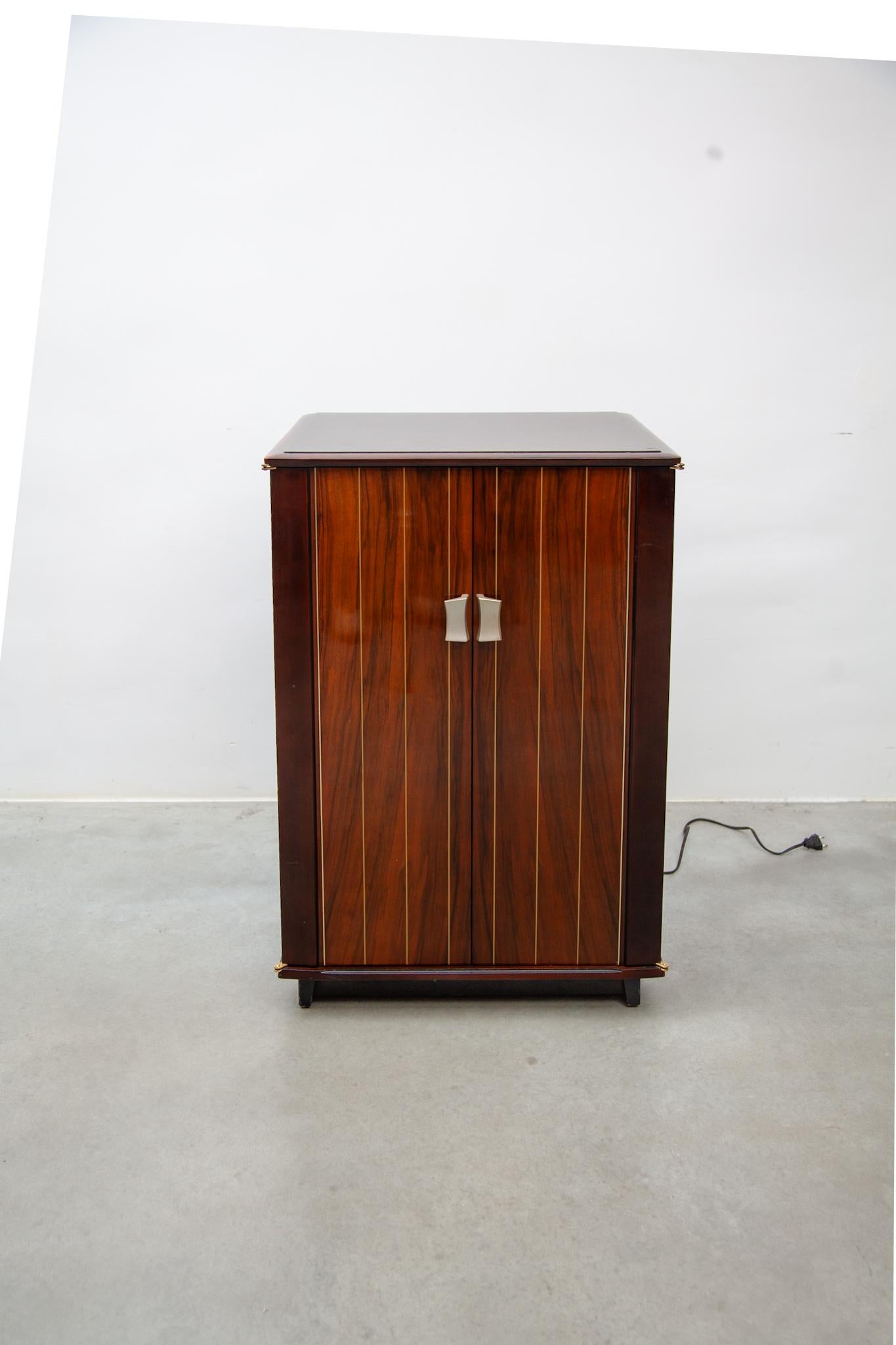 Beautiful collectors De Coene 50s sideboard with renewed built-in stereo Bluetooth installation and original 50s Philips speakers in perfect working condition, it fills your interior with the sound you love. A beautiful piece of furniture made of