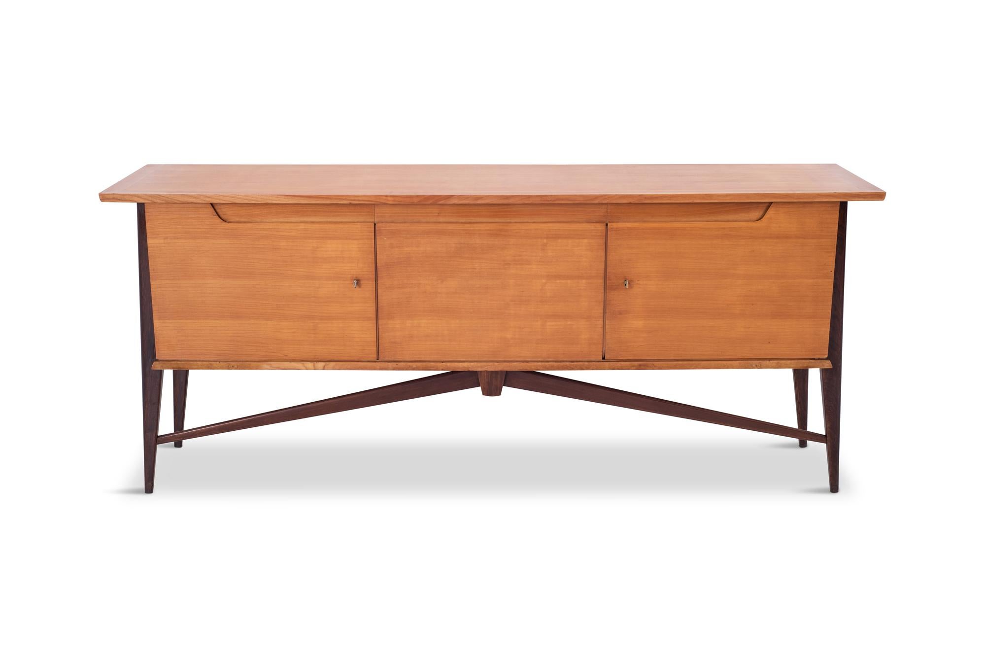 Vintage De Coene frères Credenza on free form pin legs, designed in 1958 by Van Den Bulcke.
Important mid-century modern piece for Belgian design. A two tone design in cherry wood and walnut. Would fit well in a Gio Ponti inspired interior. Gio