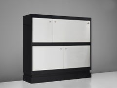 Tablero alto minimalista De Coene en aluminio cepillado y fresno