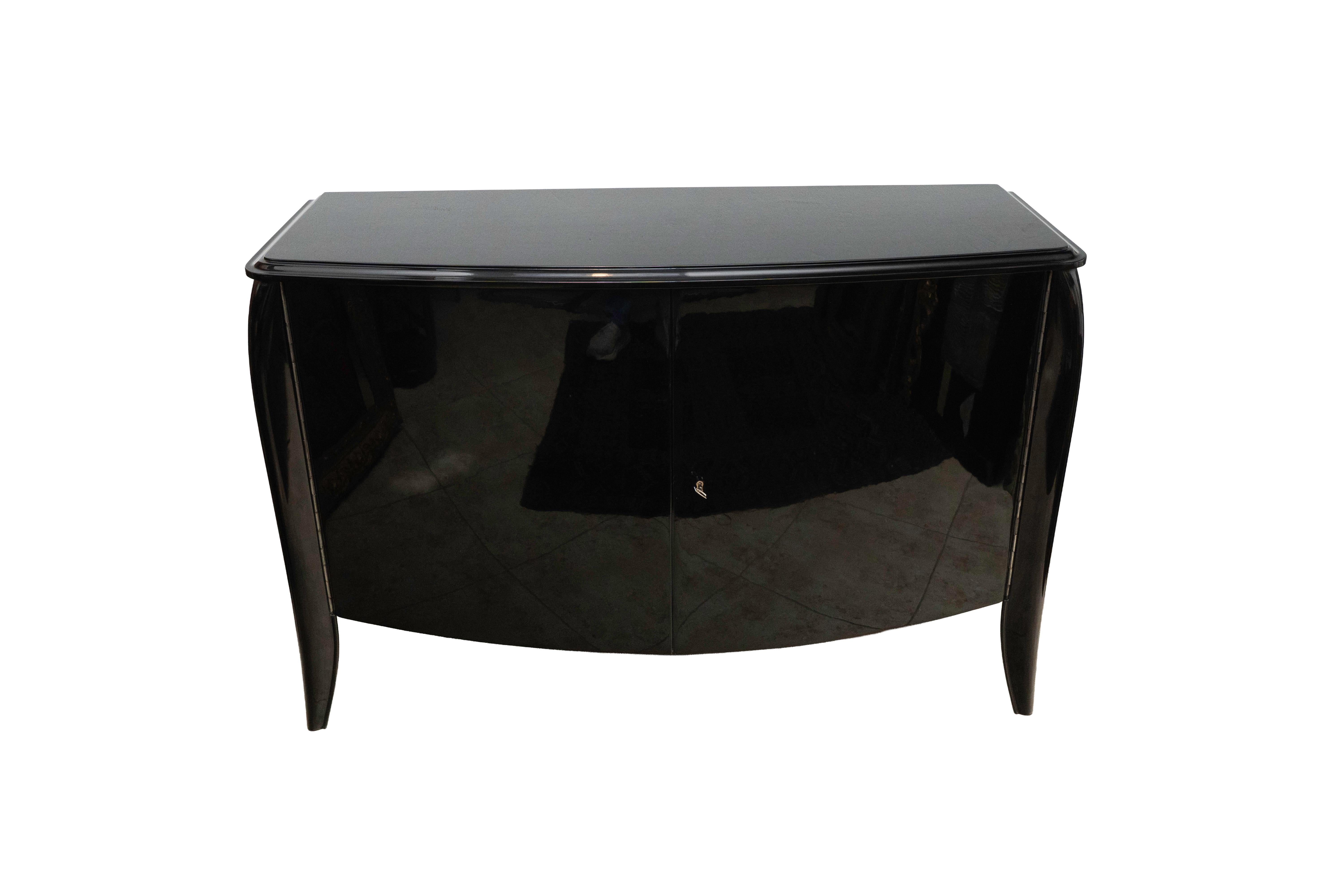 Piccola credenza Art Deco in mogano ebanizzato di De Coene Frères, Belgio, anni '30

Esempio magistrale della sobrietà del primo Art Déco della rinomata azienda belga De Coene Frères, questa credenza in mogano ebanizzato esemplifica la fusione