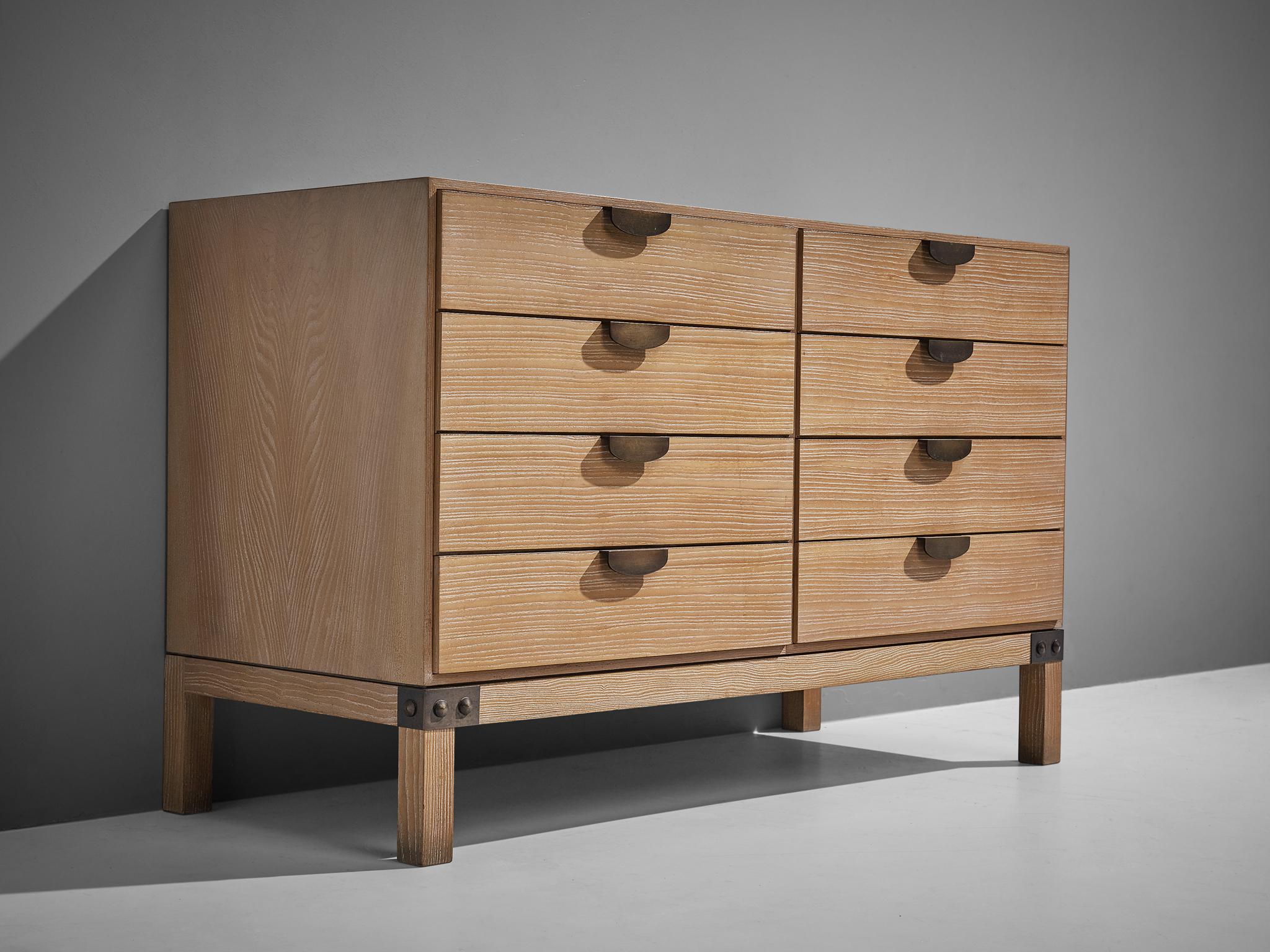 De Coene, chest of drawers, model 'Yvette', white stained oak, brass, Belgium, 1970s.

This rare chest of drawers is manufactured by De Coene and features a body made of white stained oak with a set of eight drawers. Very striking is the light