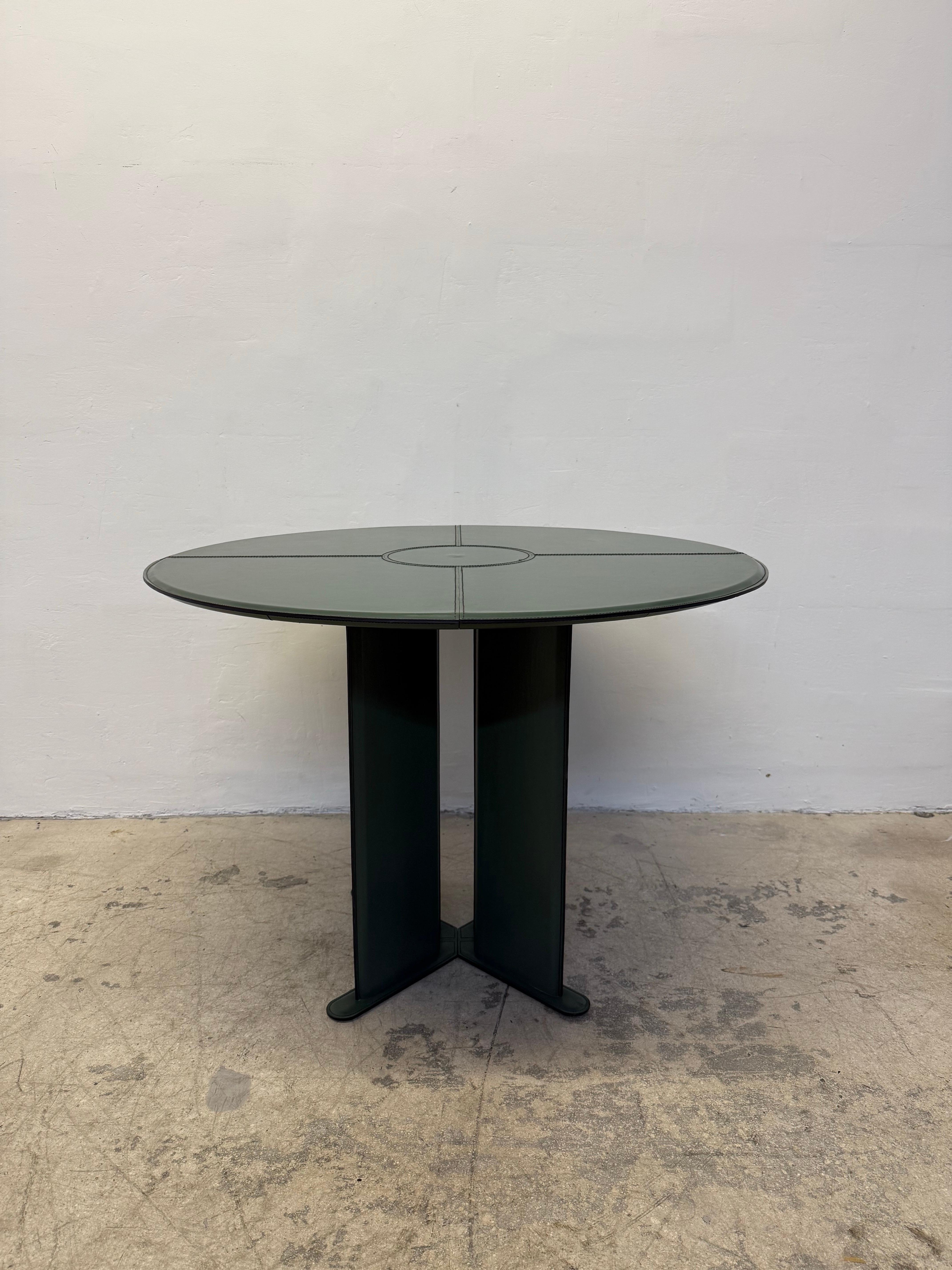 Table de salle à manger / table de jeu / table à cartes en cuir vert chasseur avec surpiqûres noires par De Couro Brazil, années 1980.