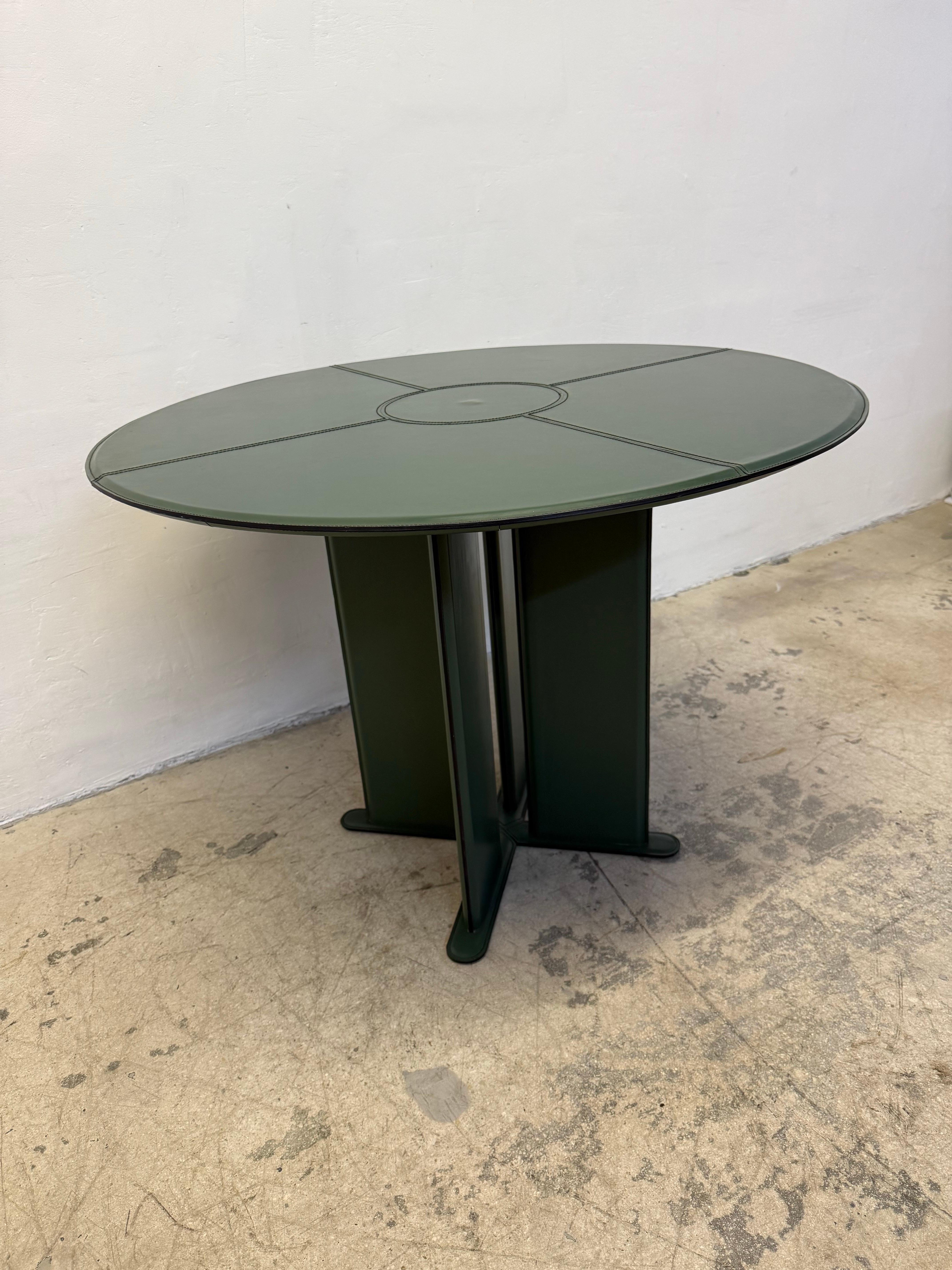 Mid-Century Modern De Couro Brazil Hunter Green Leather table de salle à manger ou de jeu, années 1980 en vente