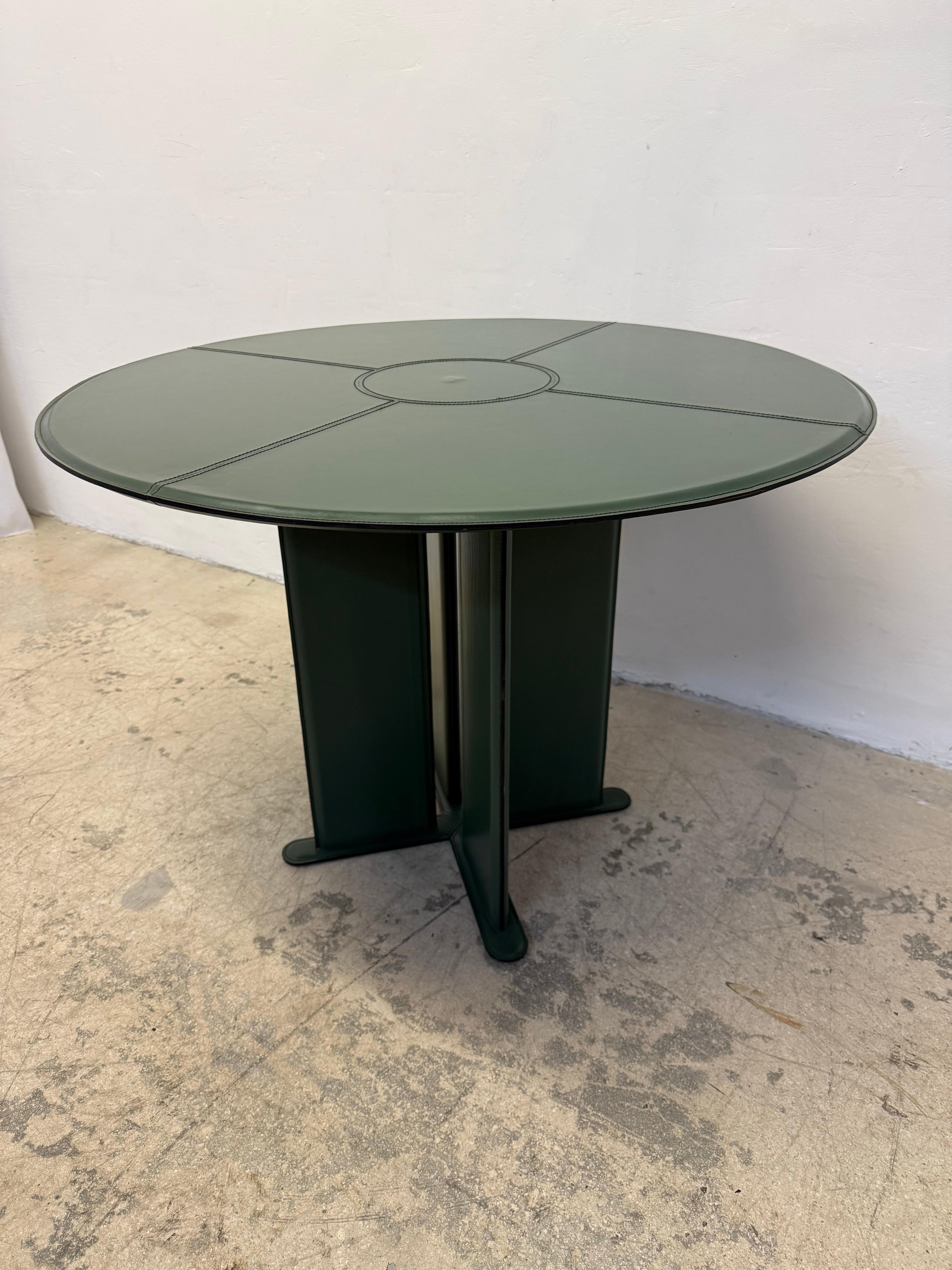 Brésilien De Couro Brazil Hunter Green Leather table de salle à manger ou de jeu, années 1980 en vente