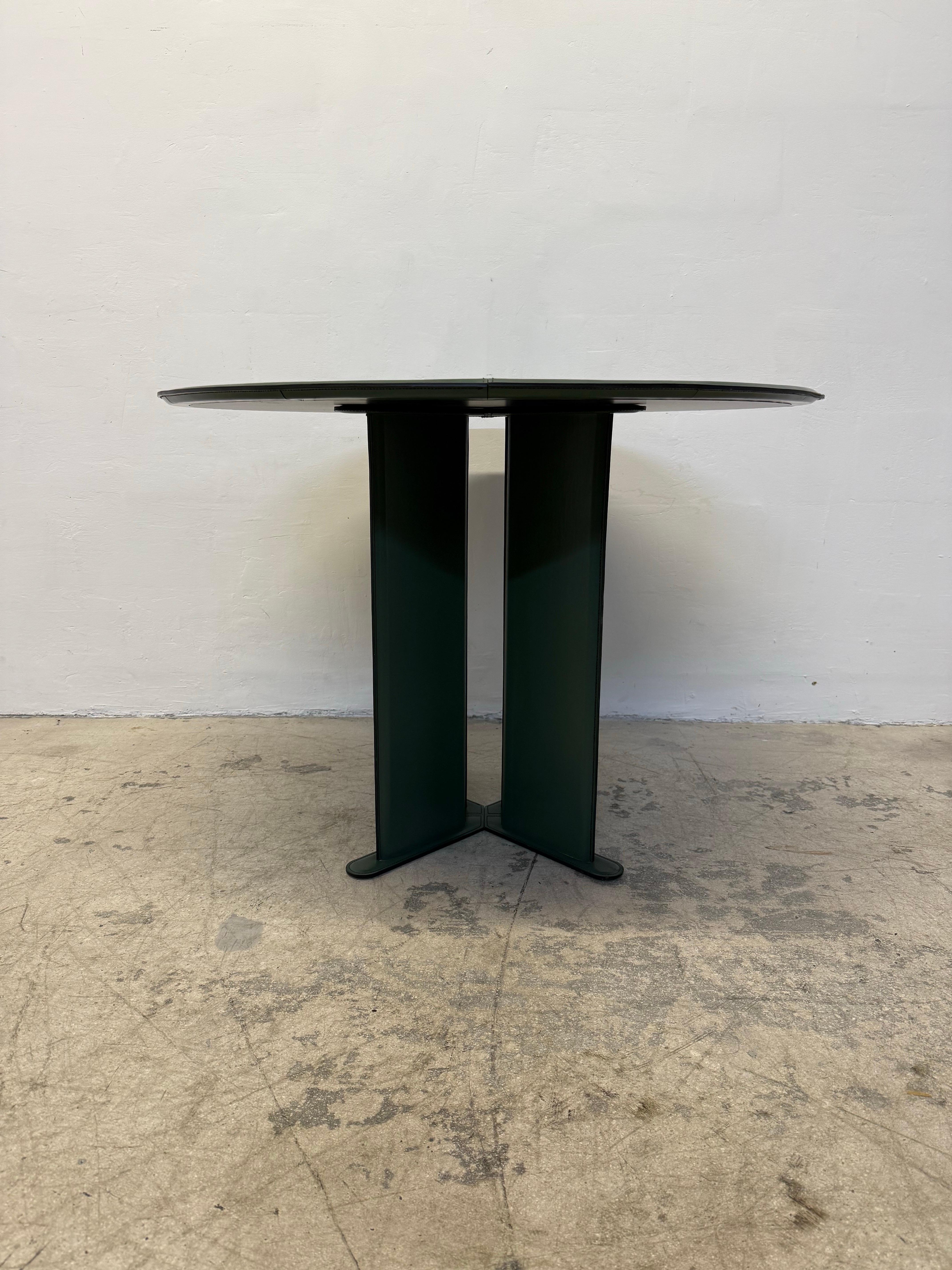 De Couro Brazil Hunter Green Leather table de salle à manger ou de jeu, années 1980 Bon état - En vente à Miami, FL