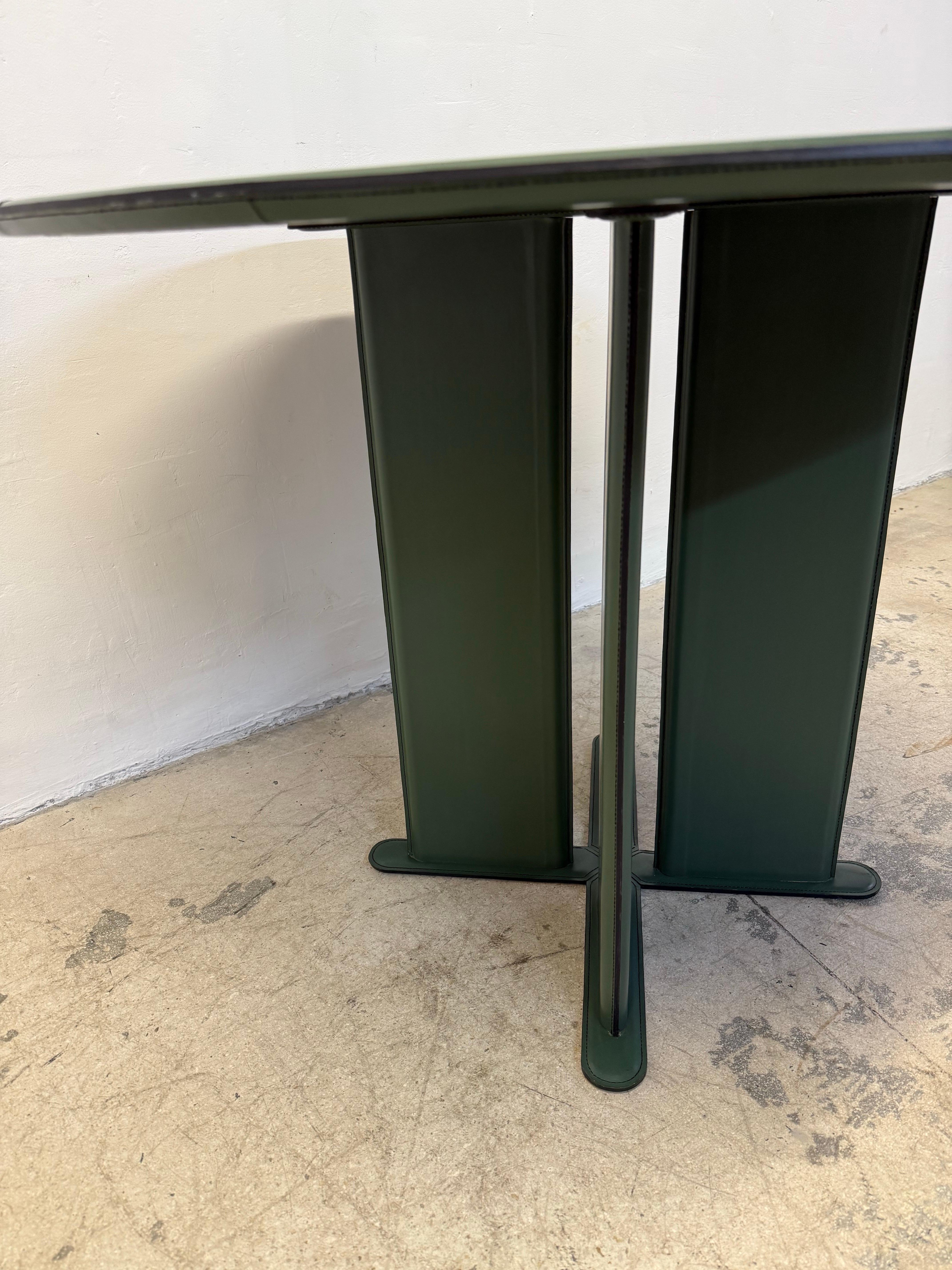 20ième siècle De Couro Brazil Hunter Green Leather table de salle à manger ou de jeu, années 1980 en vente