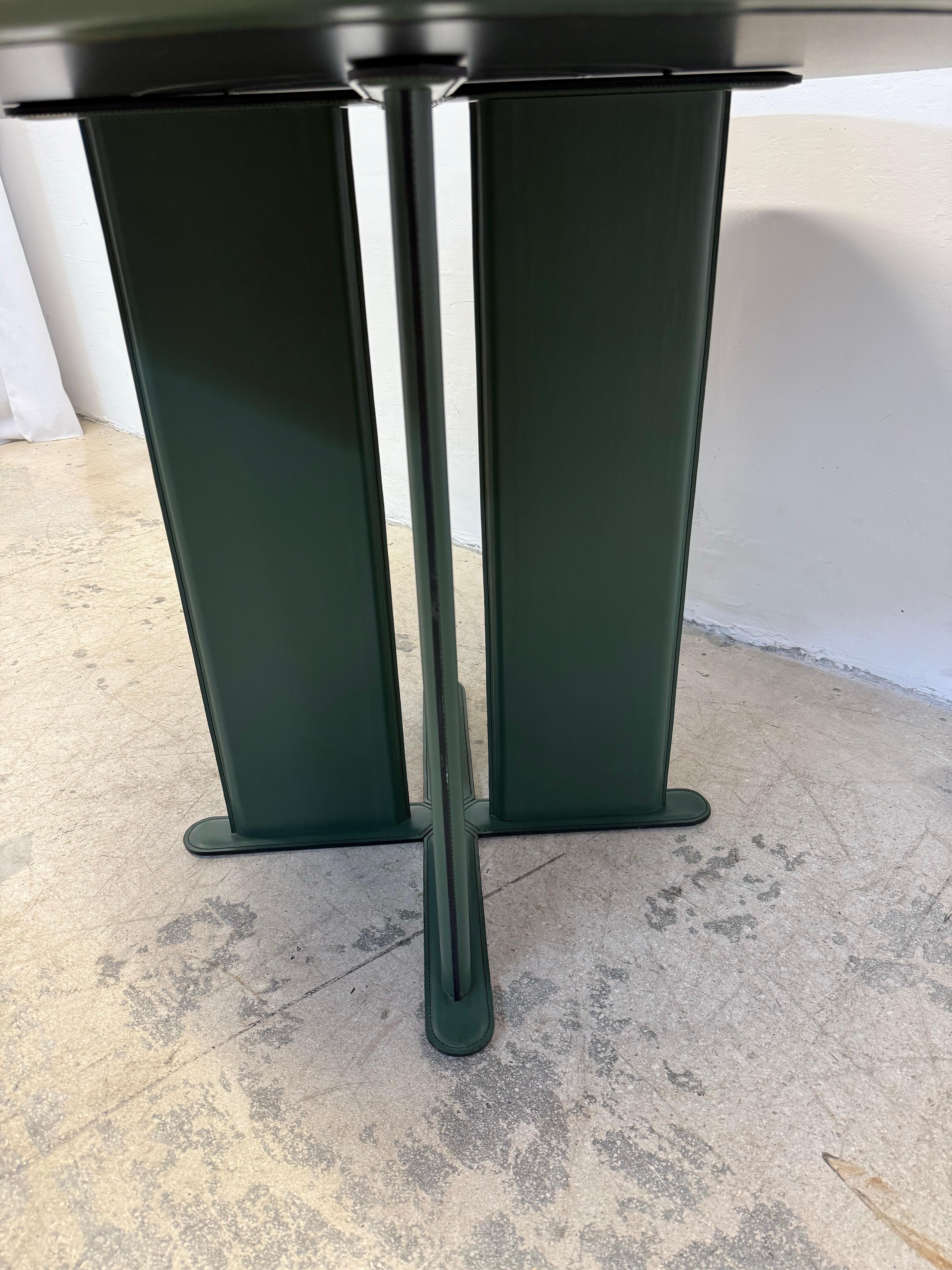 Acier De Couro Brazil Hunter Green Leather table de salle à manger ou de jeu, années 1980 en vente