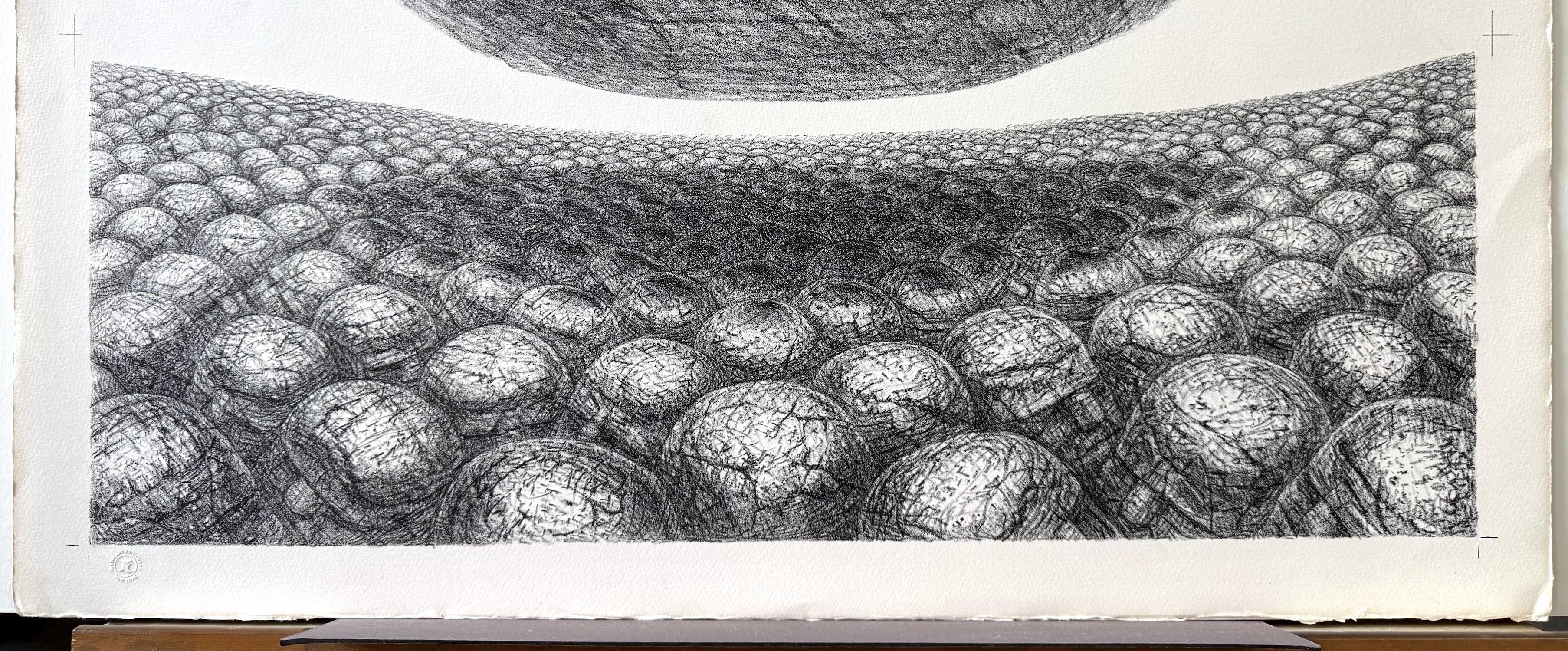 HOVERING STONE ist eine handgezeichnete Originallithographie (keine Fotoreproduktion oder ein Digitaldruck), gedruckt mit Handlithographie-Techniken auf archiviertem Arches-Papier, 100% säurefrei. HOVERING STONE ist eine hochdetaillierte