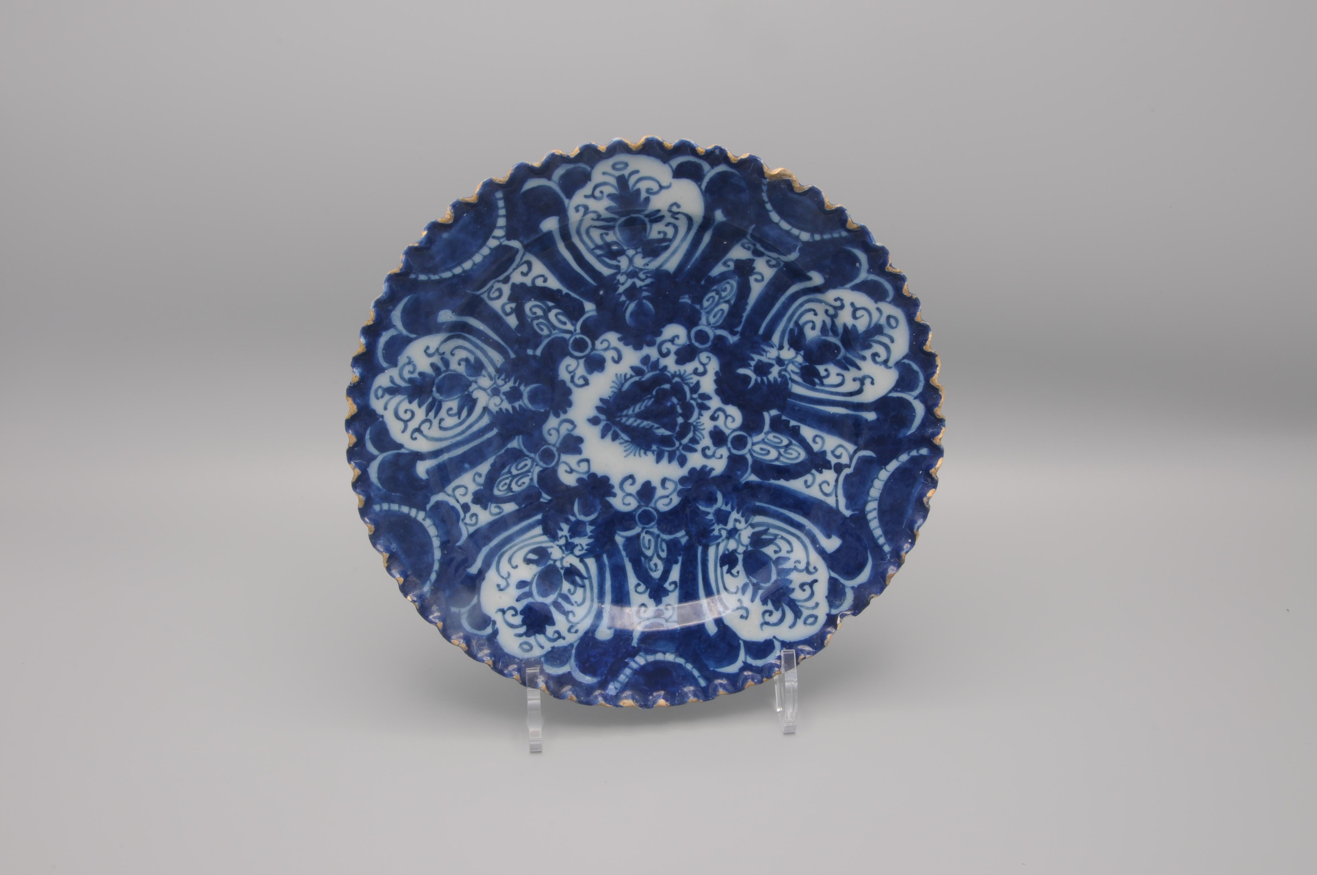 Assiette en faïence bleue du milieu du 18e siècle avec bord festonné.
Marqué Jacobus Halder Adriaensz., eigenaar De Grieksche A, 1765-1768

Bonne qualité de la peinture
petite restauration au bord (voir images)