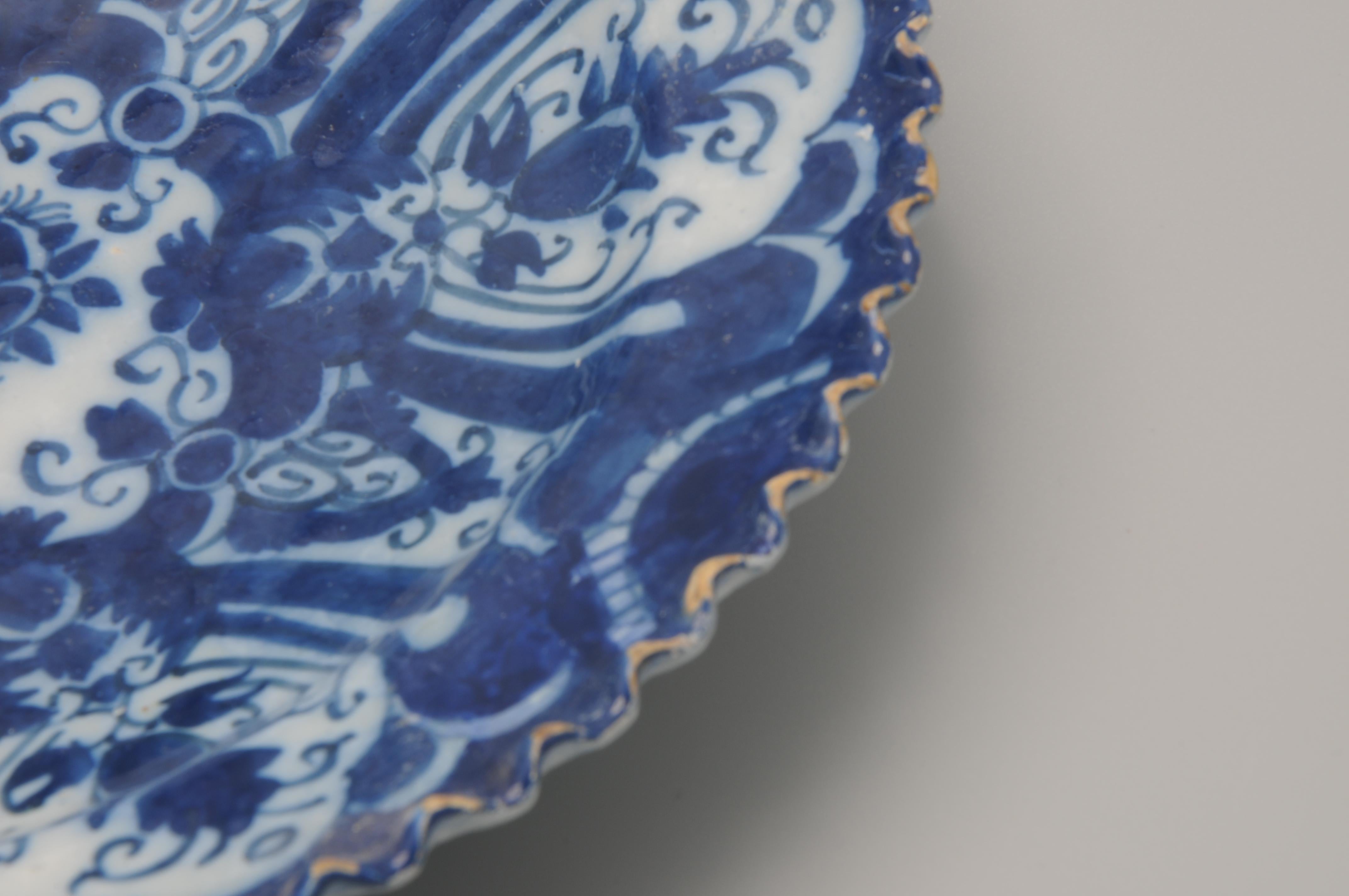 De Grieksche A - Assiette de Delft du 18e siècle à bord échancré État moyen - En vente à DELFT, NL