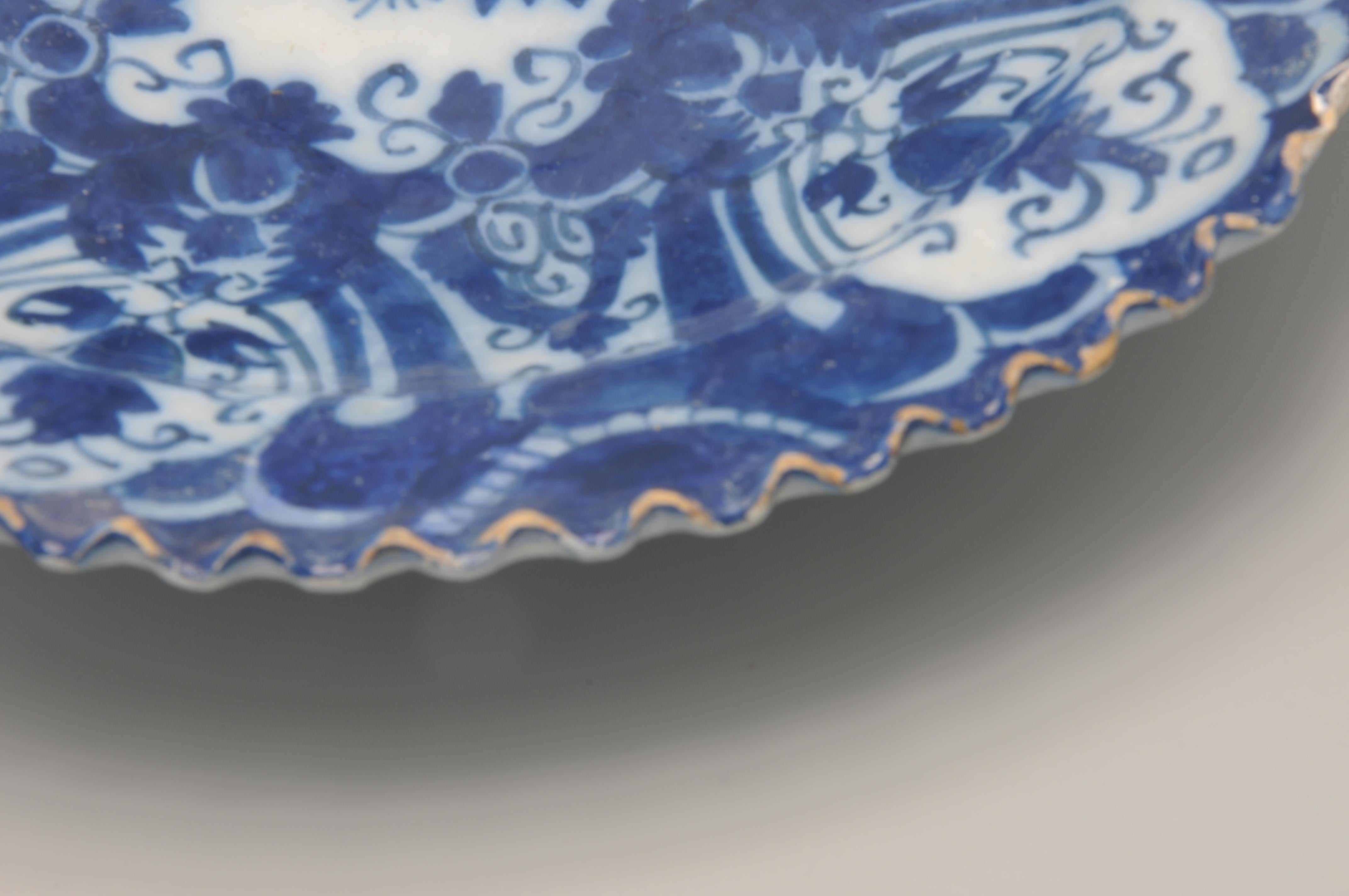 XVIIIe siècle De Grieksche A - Assiette de Delft du 18e siècle à bord échancré en vente