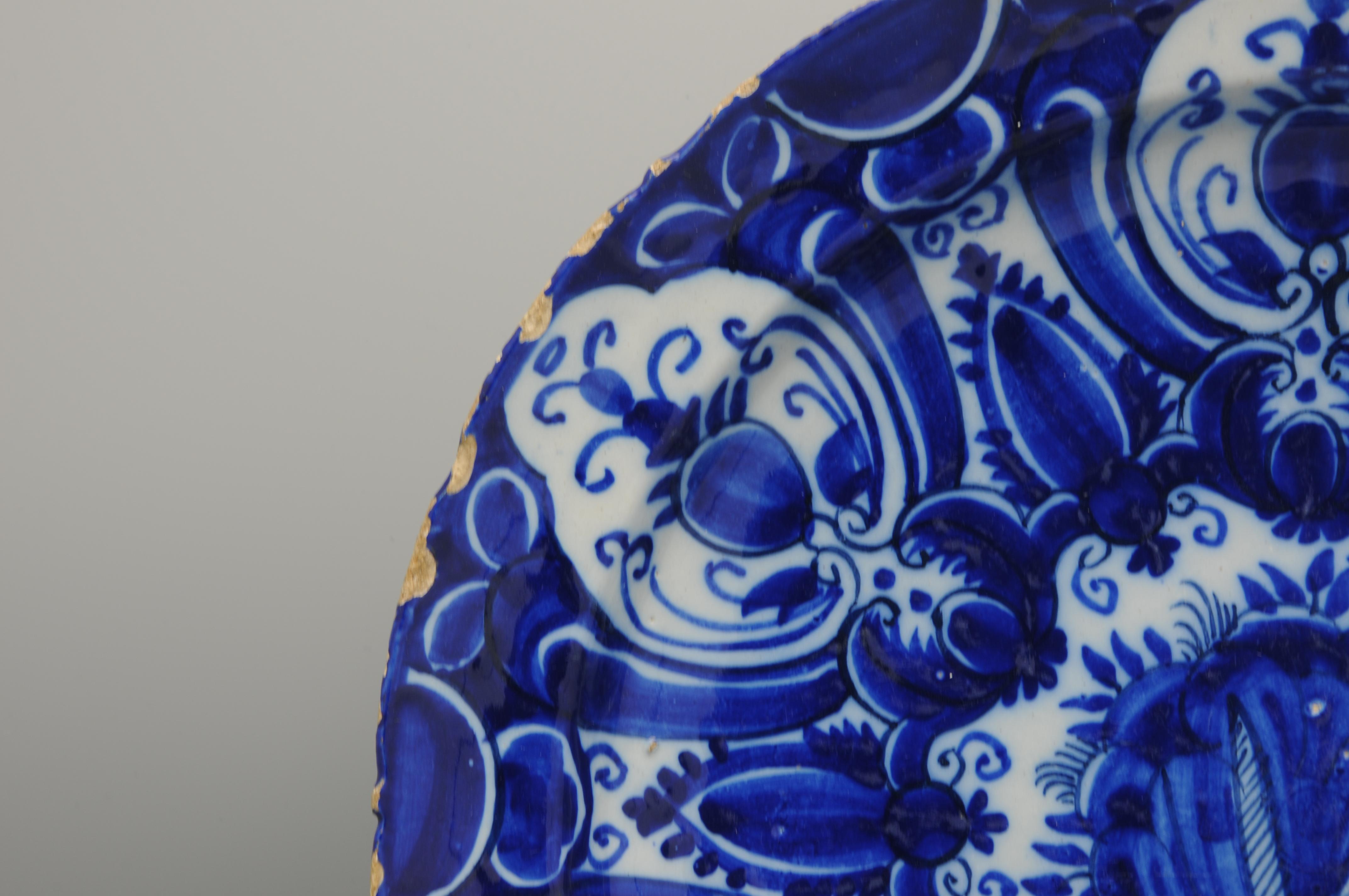Assiette de présentation De Grieksche A - Delft avec bord festonné, 18ème siècle en vente 2