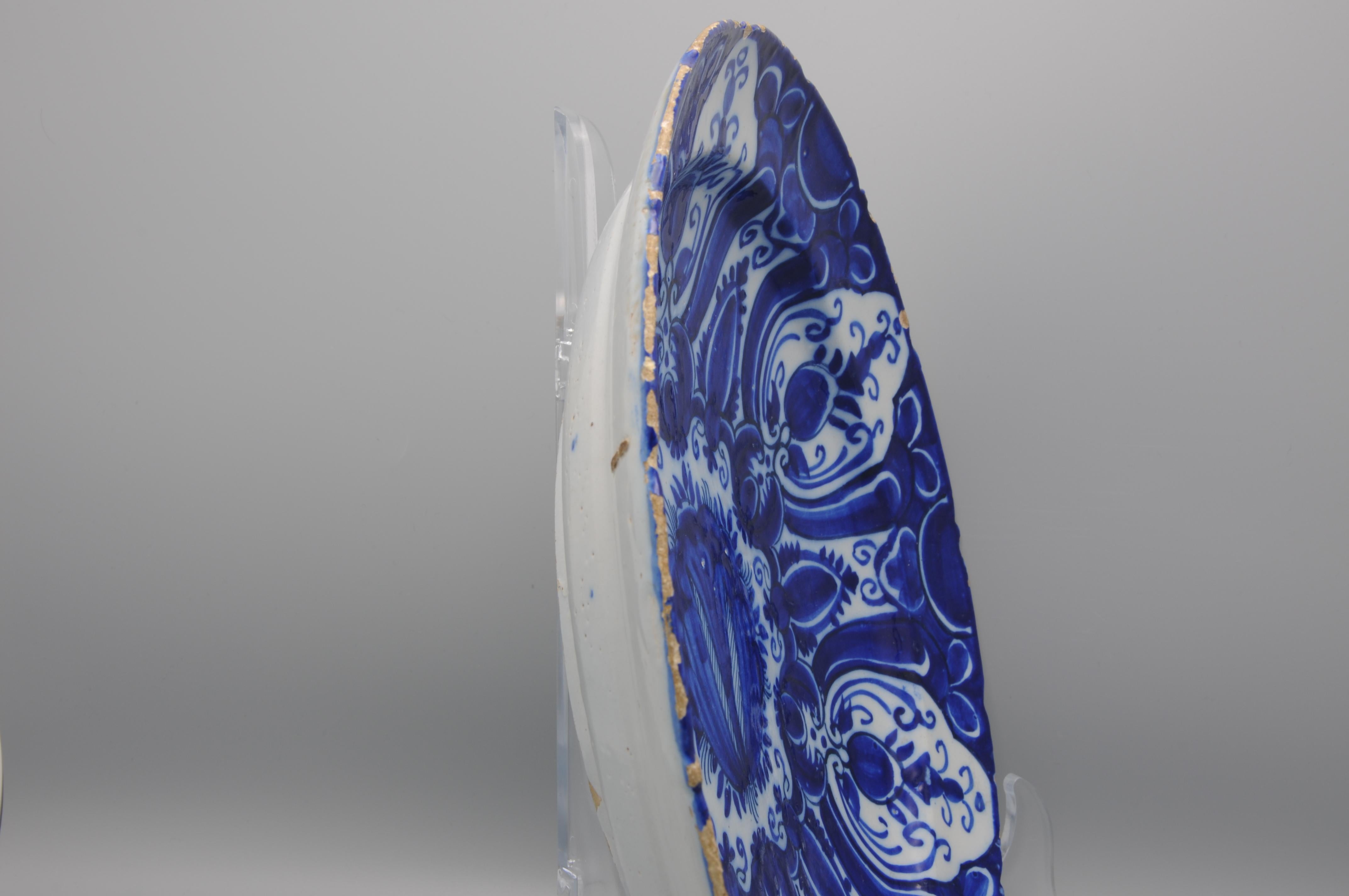 Assiette de présentation De Grieksche A - Delft avec bord festonné, 18ème siècle en vente 3