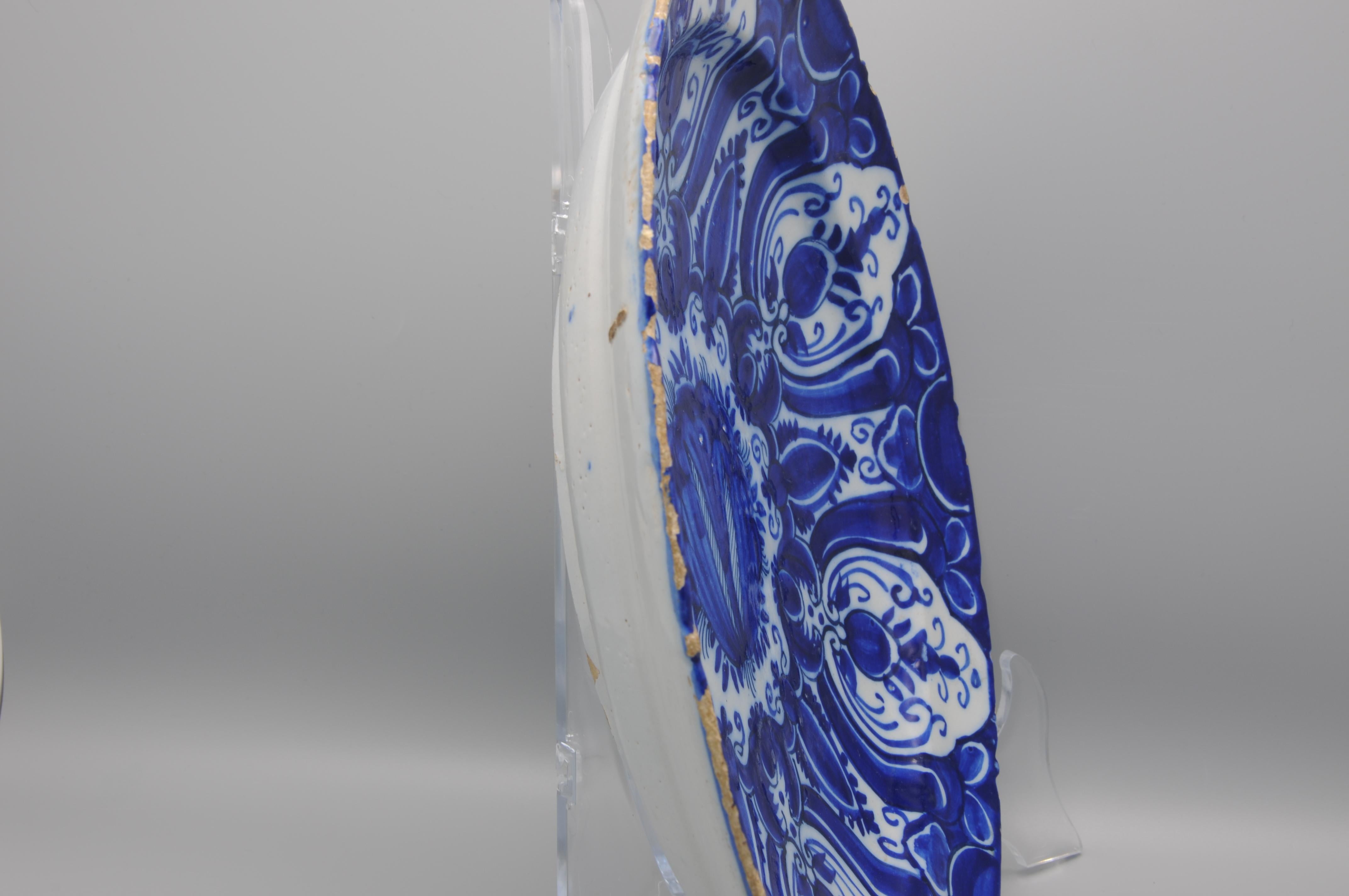 Assiette de présentation De Grieksche A - Delft avec bord festonné, 18ème siècle en vente 4