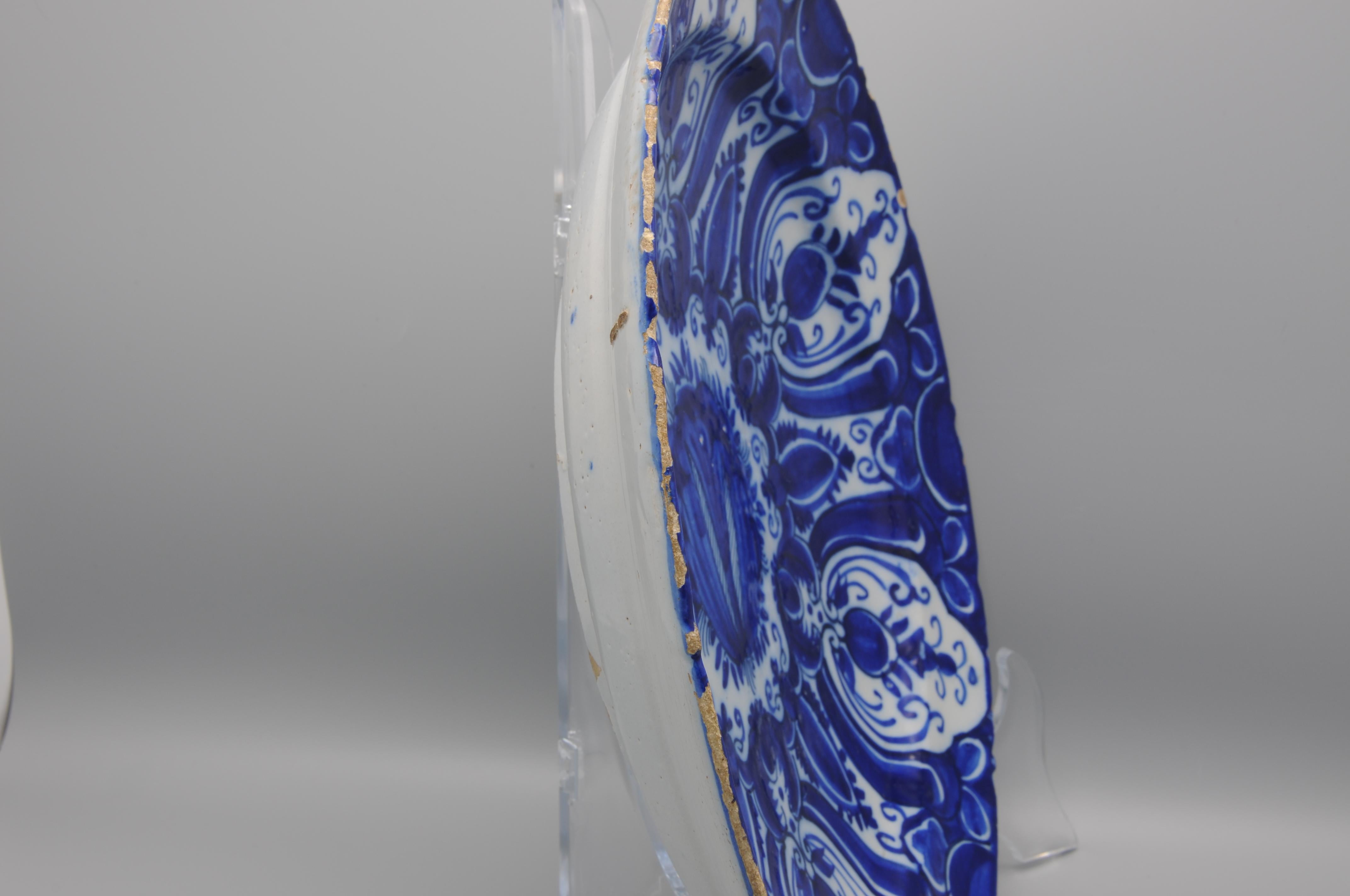 Assiette de présentation De Grieksche A - Delft avec bord festonné, 18ème siècle en vente 5
