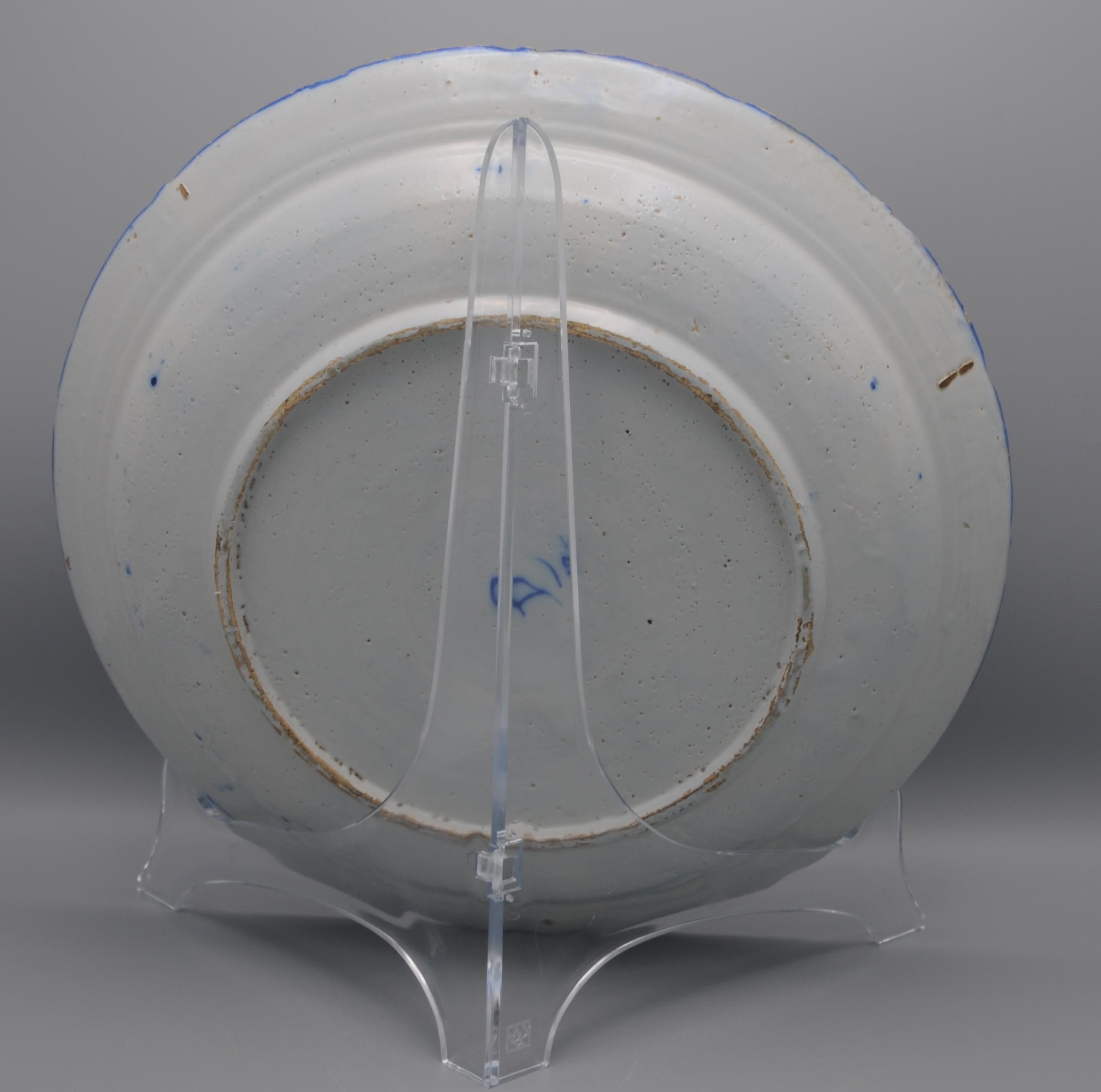 Assiette de présentation De Grieksche A - Delft avec bord festonné, 18ème siècle en vente 7