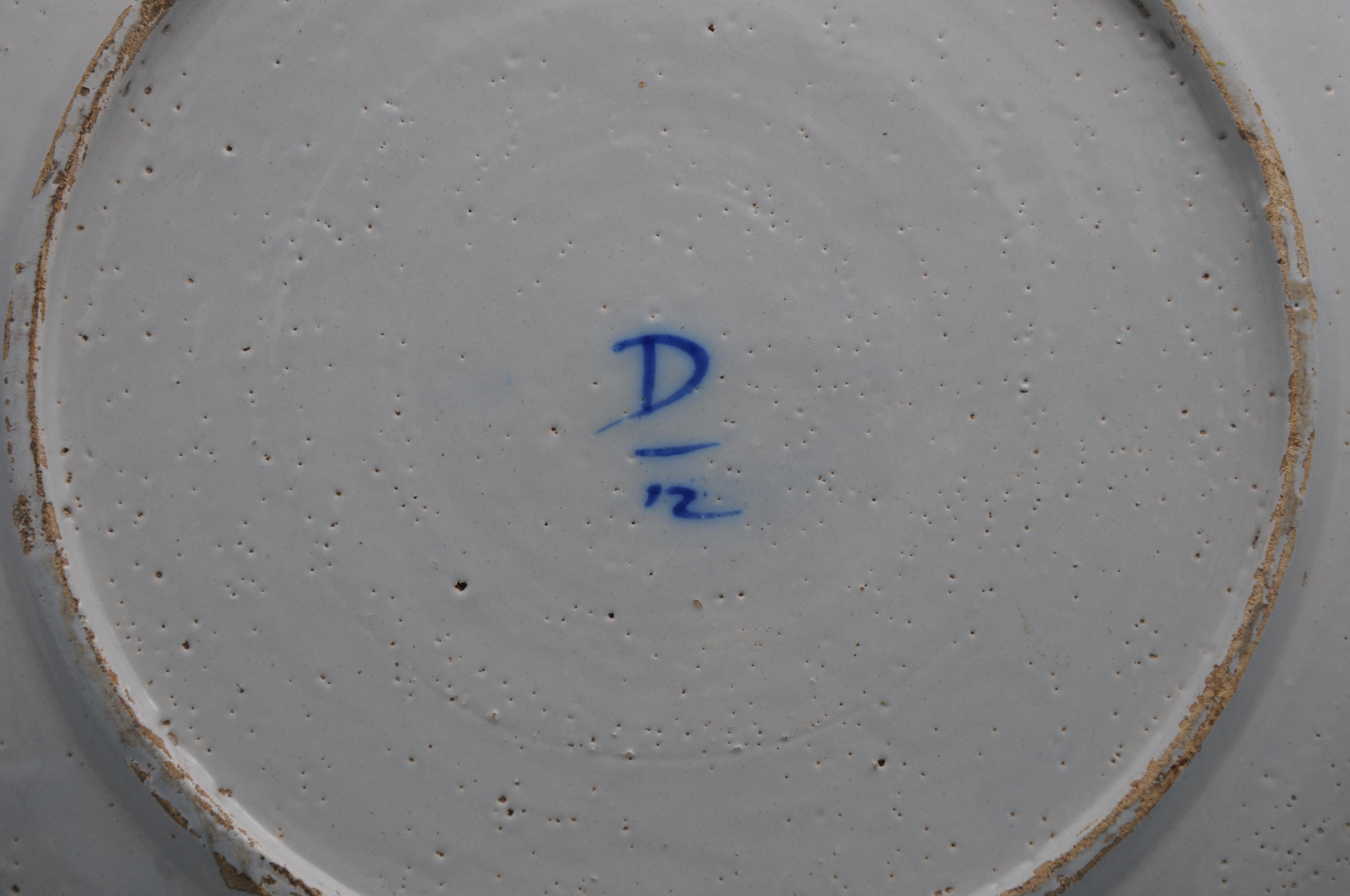 Assiette de présentation De Grieksche A - Delft avec bord festonné, 18ème siècle en vente 8