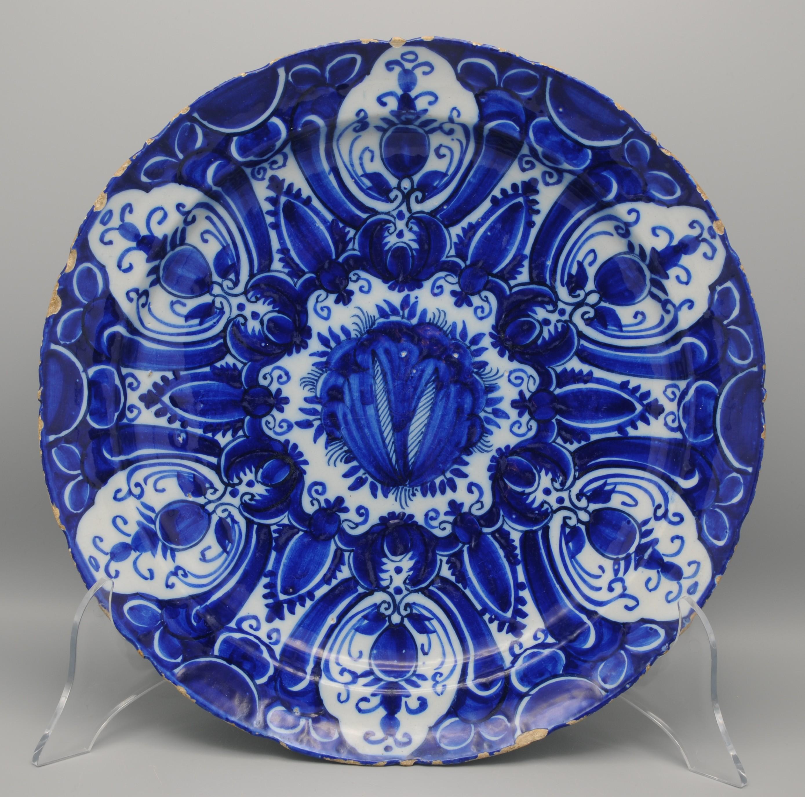 Chargeur en faïence bleue du milieu du 18e siècle avec bord festonné.
Marqué Jacobus Halder Adriaensz., eigenaar De Grieksche A, 1765-1768

Bonne qualité de la peinture
Usure habituelle du bord et léger écaillage