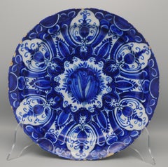 Assiette de présentation De Grieksche A - Delft avec bord festonné, 18ème siècle