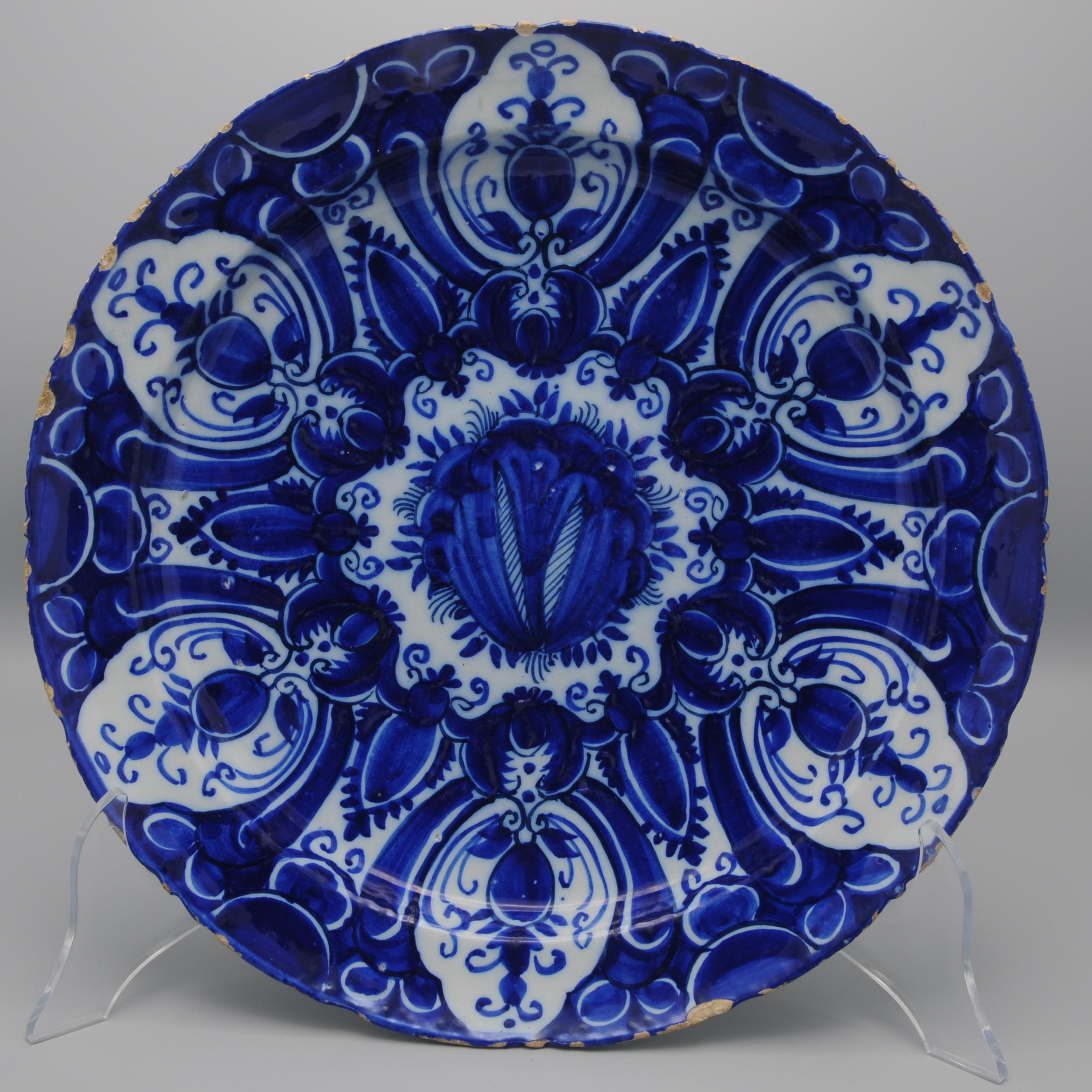 Chinoiseries Assiette de présentation De Grieksche A - Delft avec bord festonné, 18ème siècle en vente