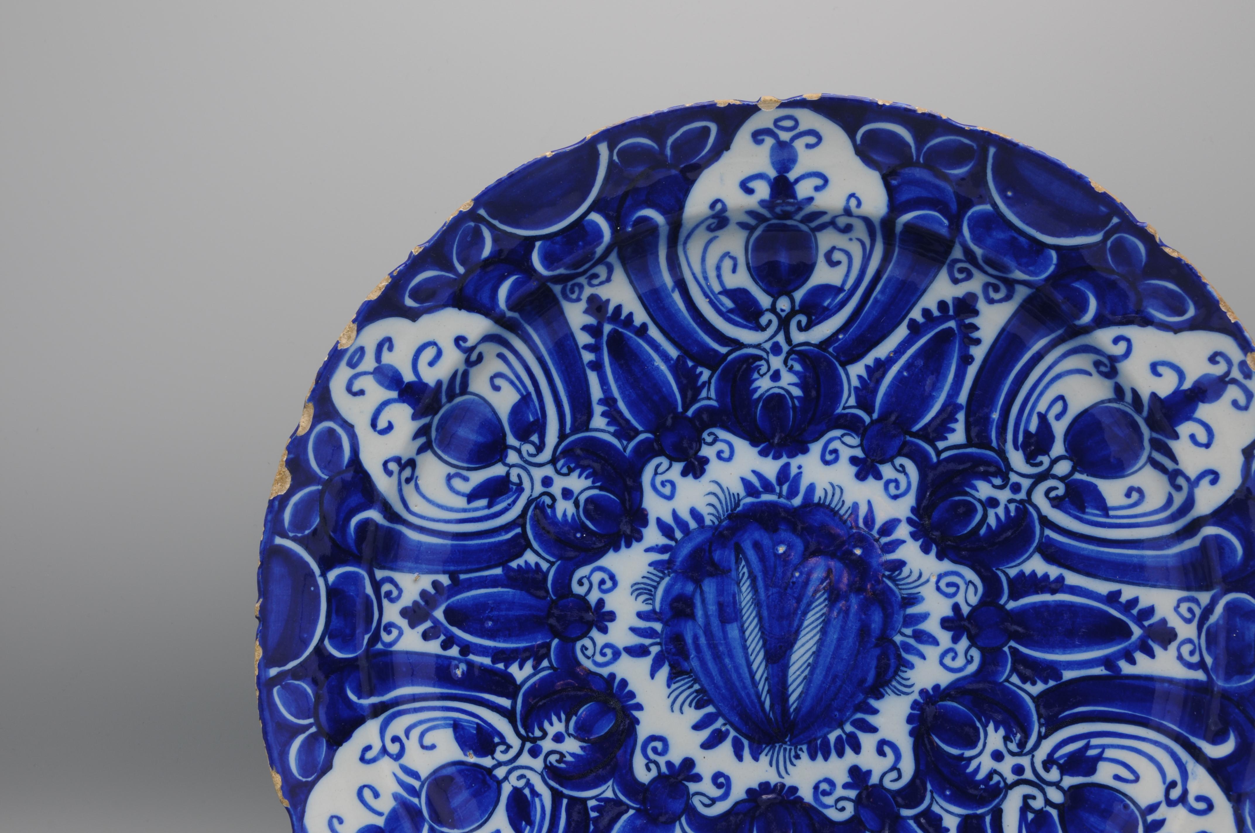 Néerlandais Assiette de présentation De Grieksche A - Delft avec bord festonné, 18ème siècle en vente