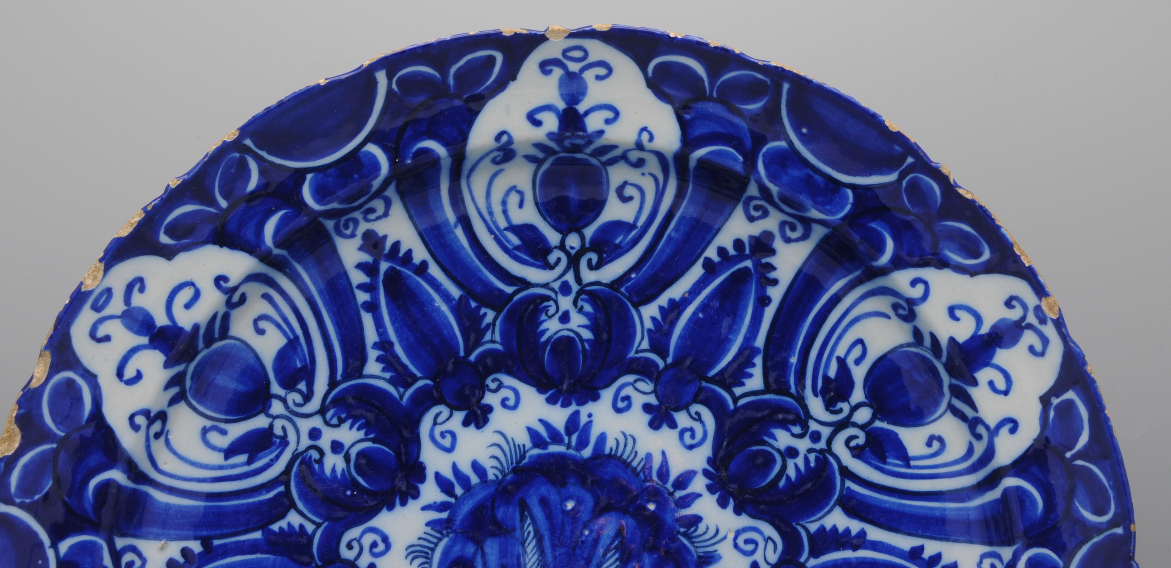 Vernissé Assiette de présentation De Grieksche A - Delft avec bord festonné, 18ème siècle en vente
