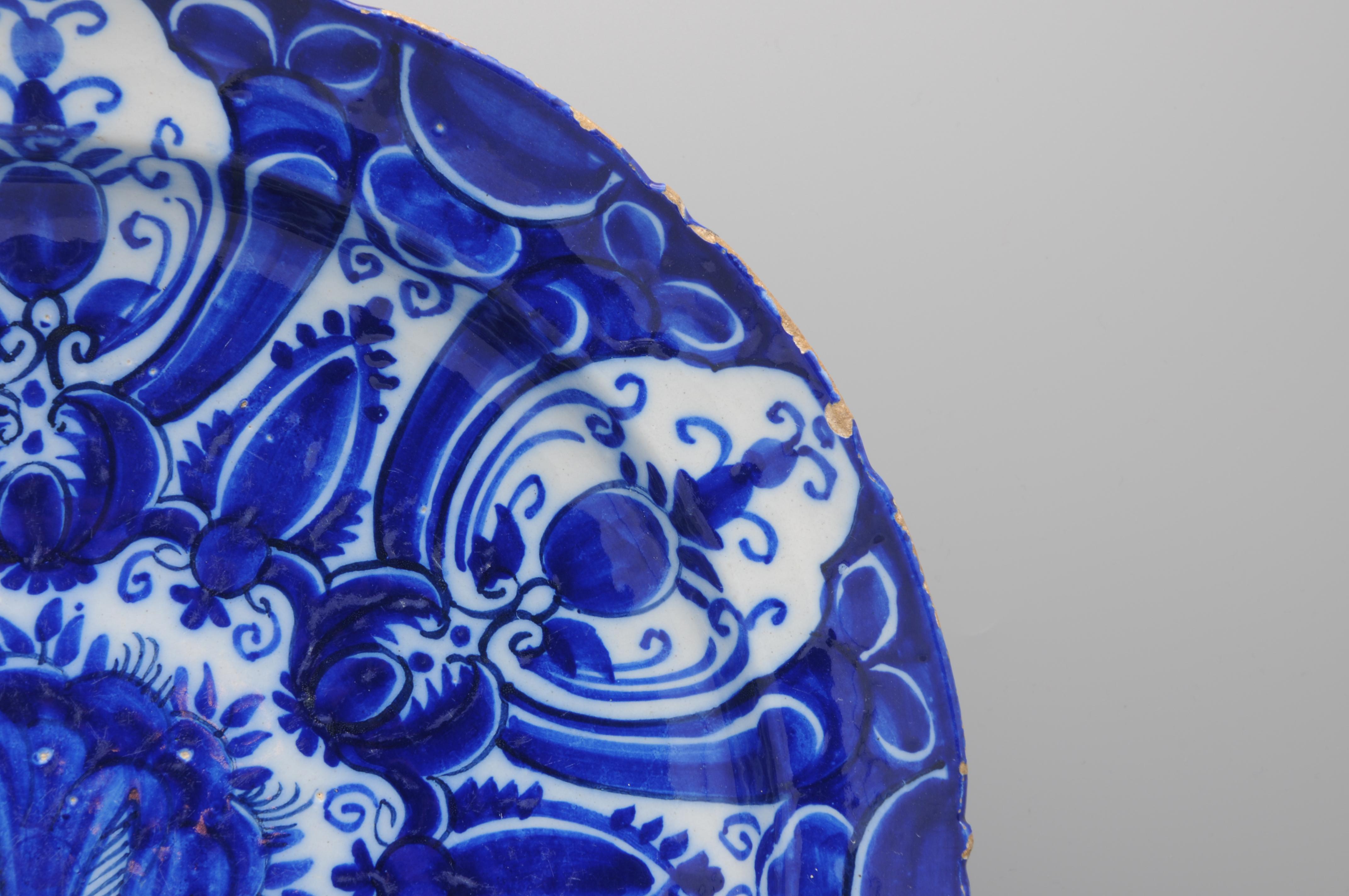 Assiette de présentation De Grieksche A - Delft avec bord festonné, 18ème siècle État moyen - En vente à DELFT, NL