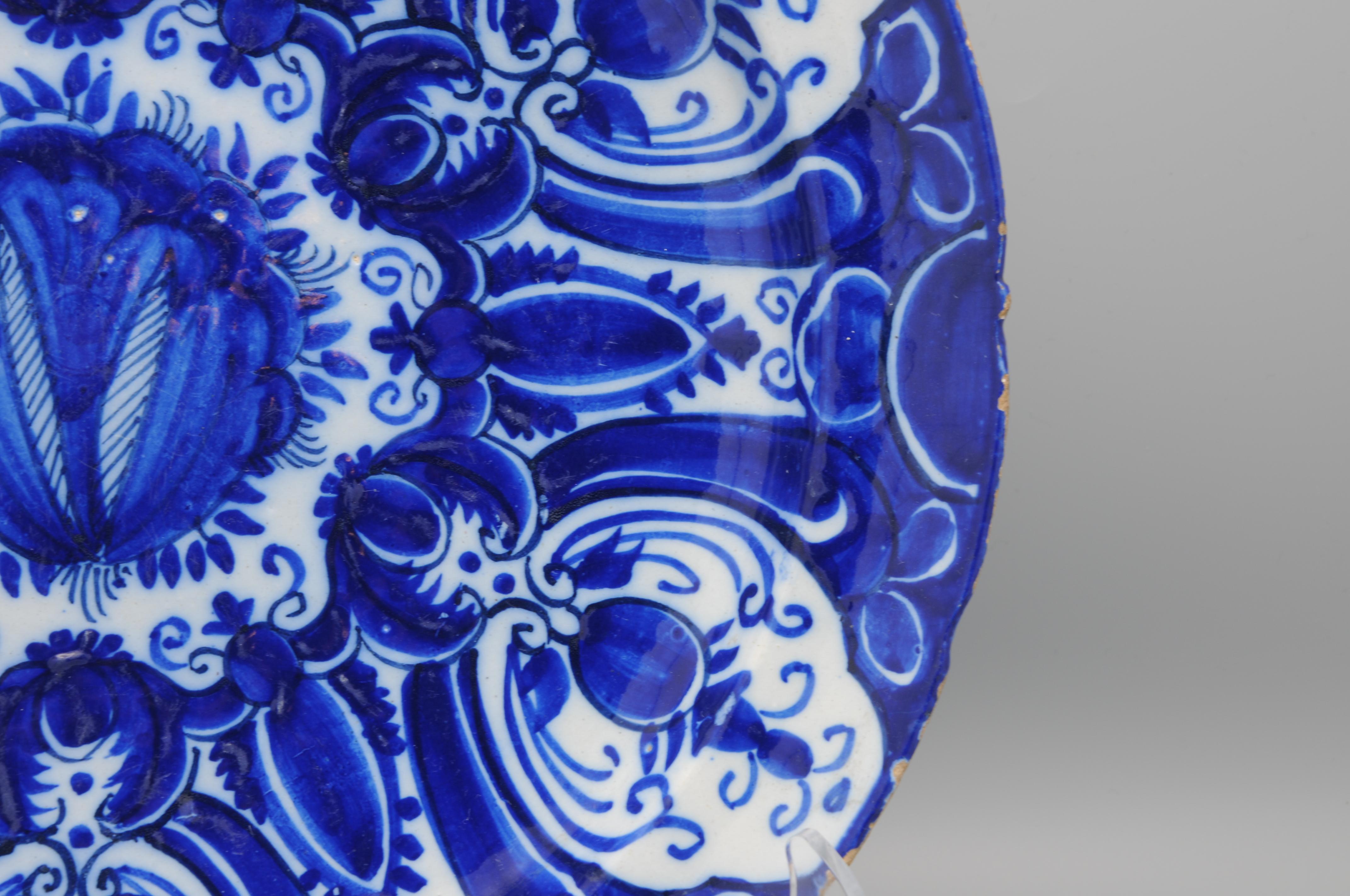 XVIIIe siècle Assiette de présentation De Grieksche A - Delft avec bord festonné, 18ème siècle en vente