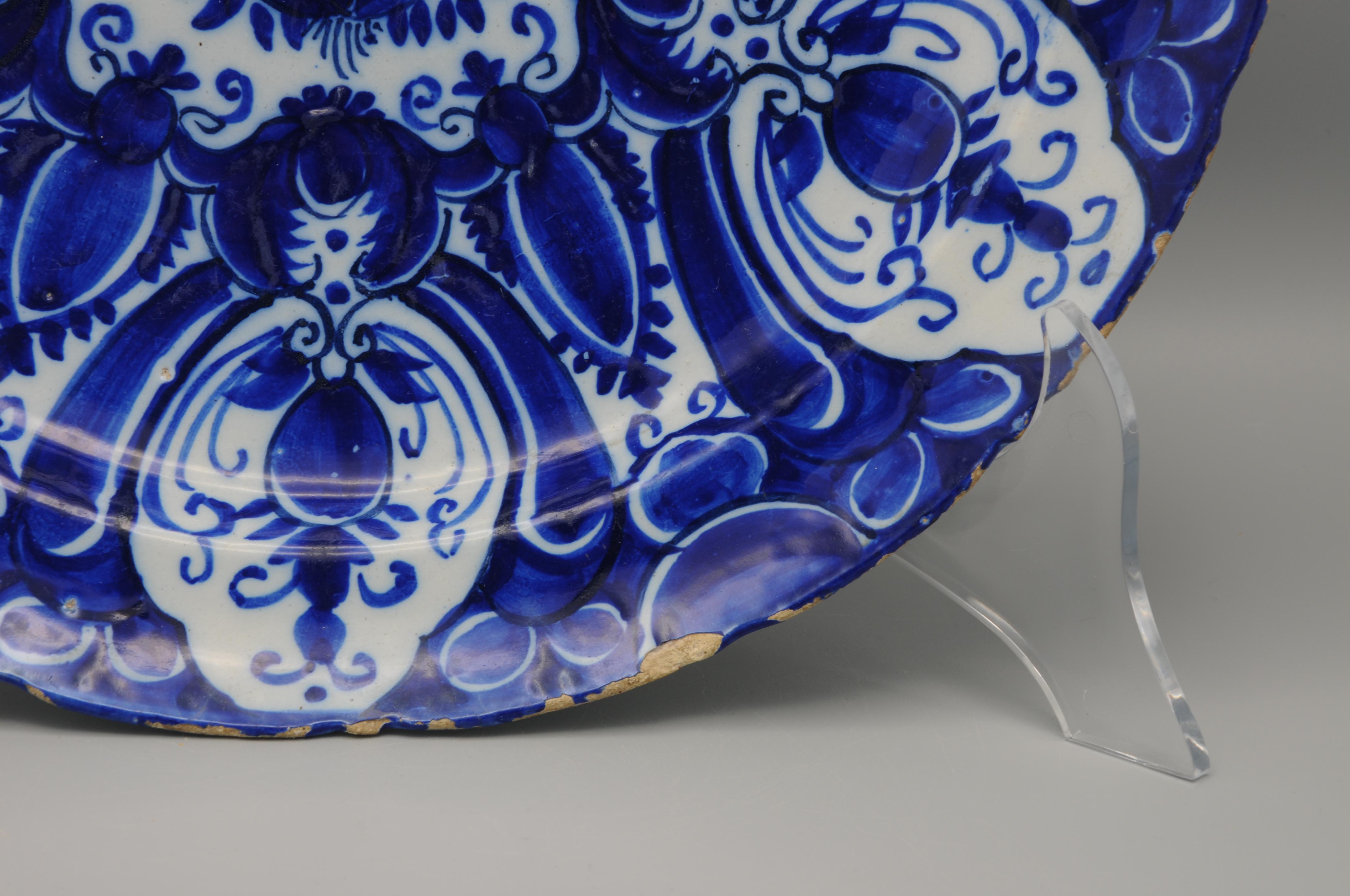 Poterie Assiette de présentation De Grieksche A - Delft avec bord festonné, 18ème siècle en vente