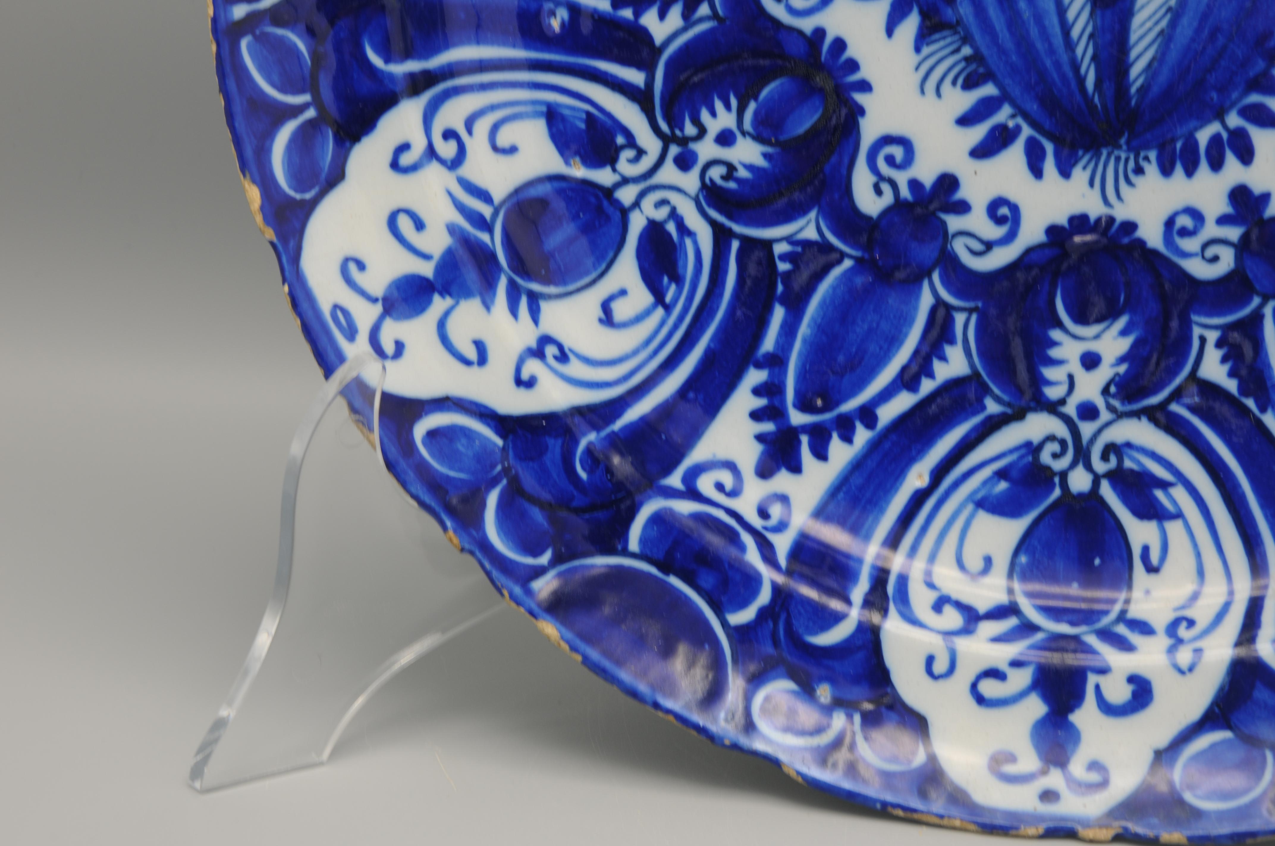 Assiette de présentation De Grieksche A - Delft avec bord festonné, 18ème siècle en vente 1