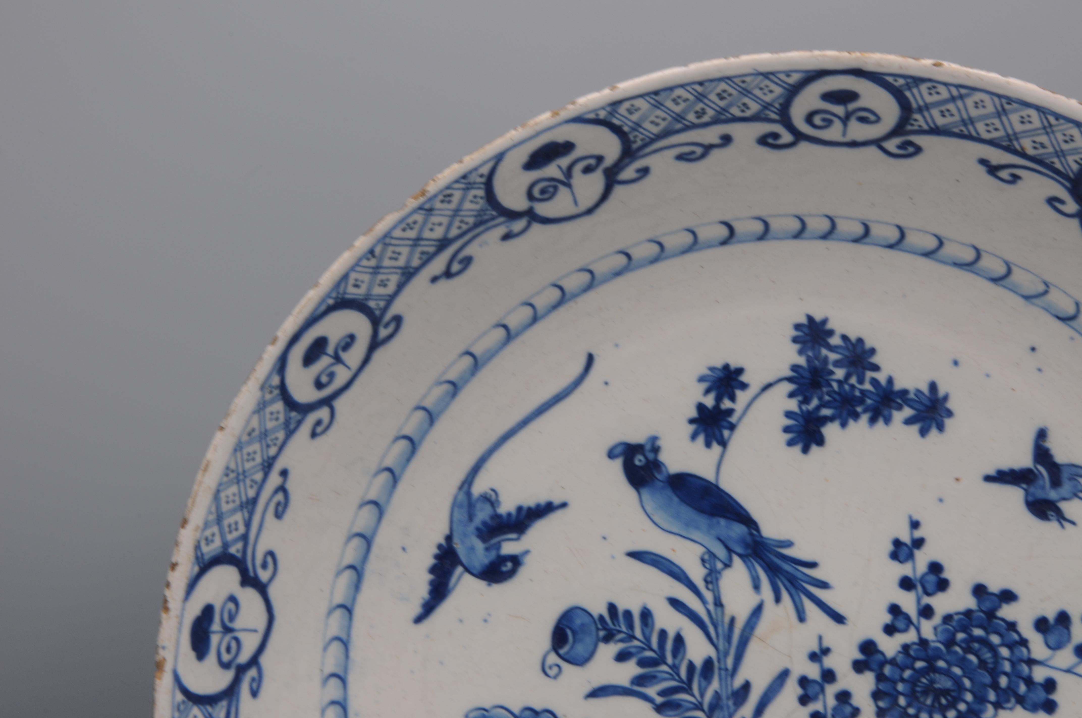 'De Grieksche A', Jacob van der Kool, Delft - Large Chinoiserie style Charger  In Good Condition For Sale In DELFT, NL