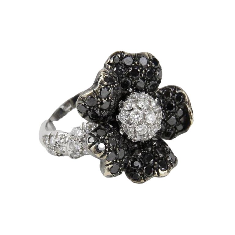 De Grisogono Ring aus 18 Karat Weißgold mit Blumen-Diamant
