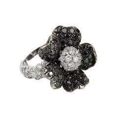 De Grisogono Ring aus 18 Karat Weißgold mit Blumen-Diamant