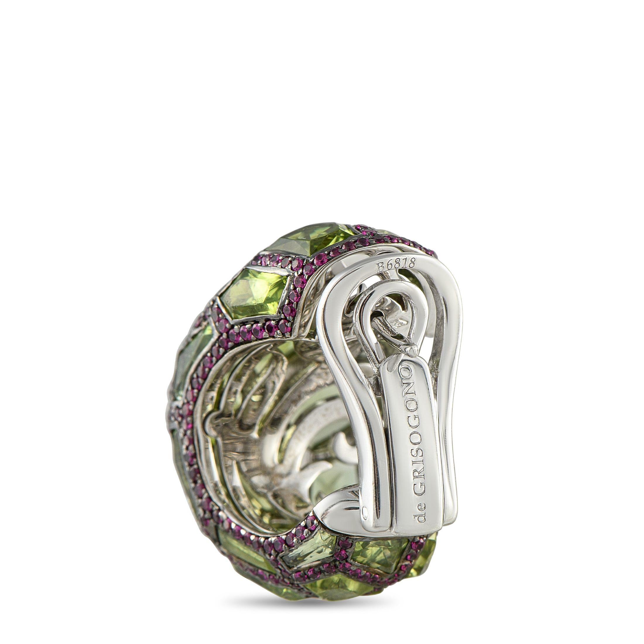 Questi orecchini De GRISOGONO sono una celebrazione del colore. Le audaci gemme di peridoto le rendono incredibilmente accattivanti, mentre le venature di gemme di rubino incastonate creano un delizioso contrasto. Ciascuno di essi presenta una
