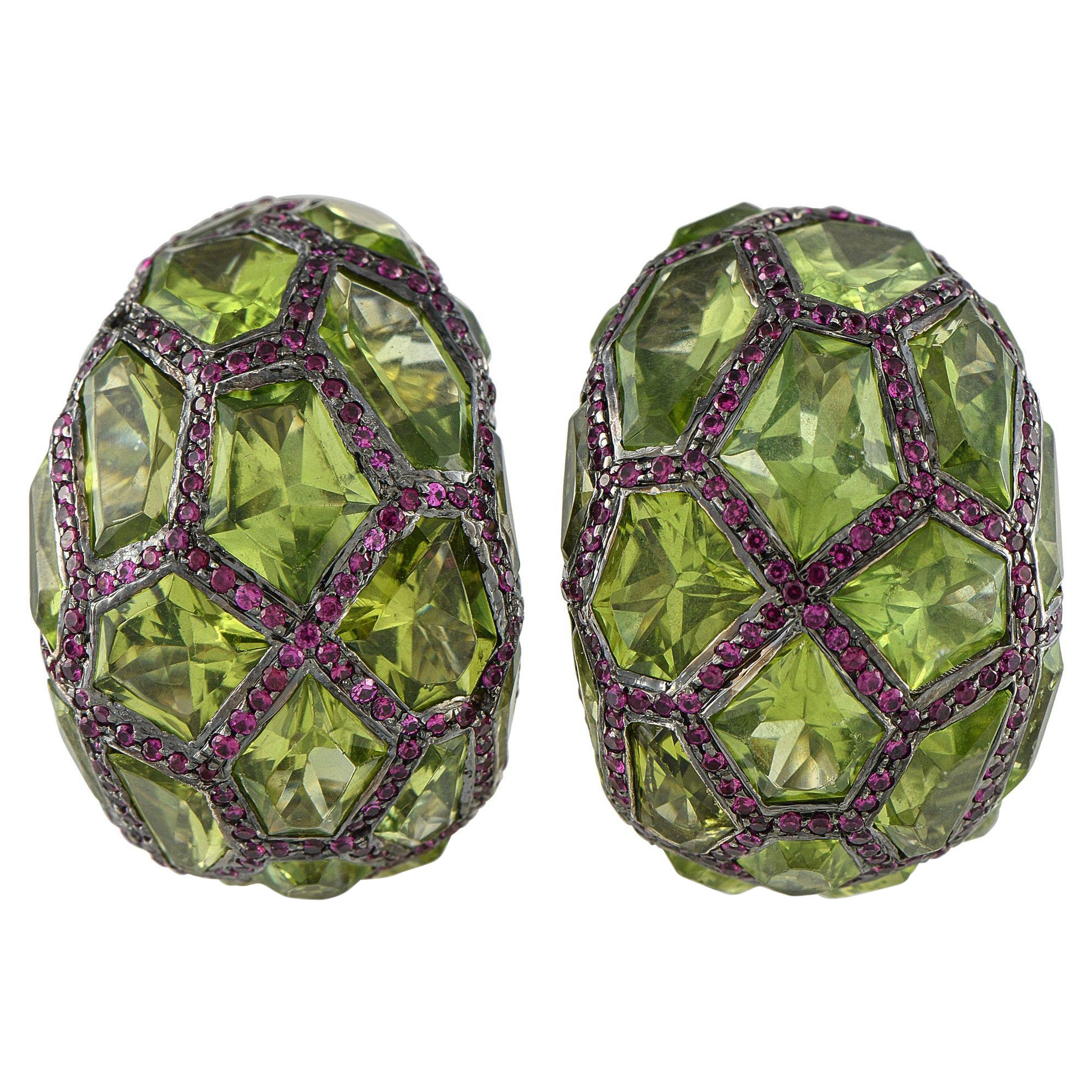 de GRISOGONO Orecchini con rubino e peridoto in oro bianco 18 carati in vendita