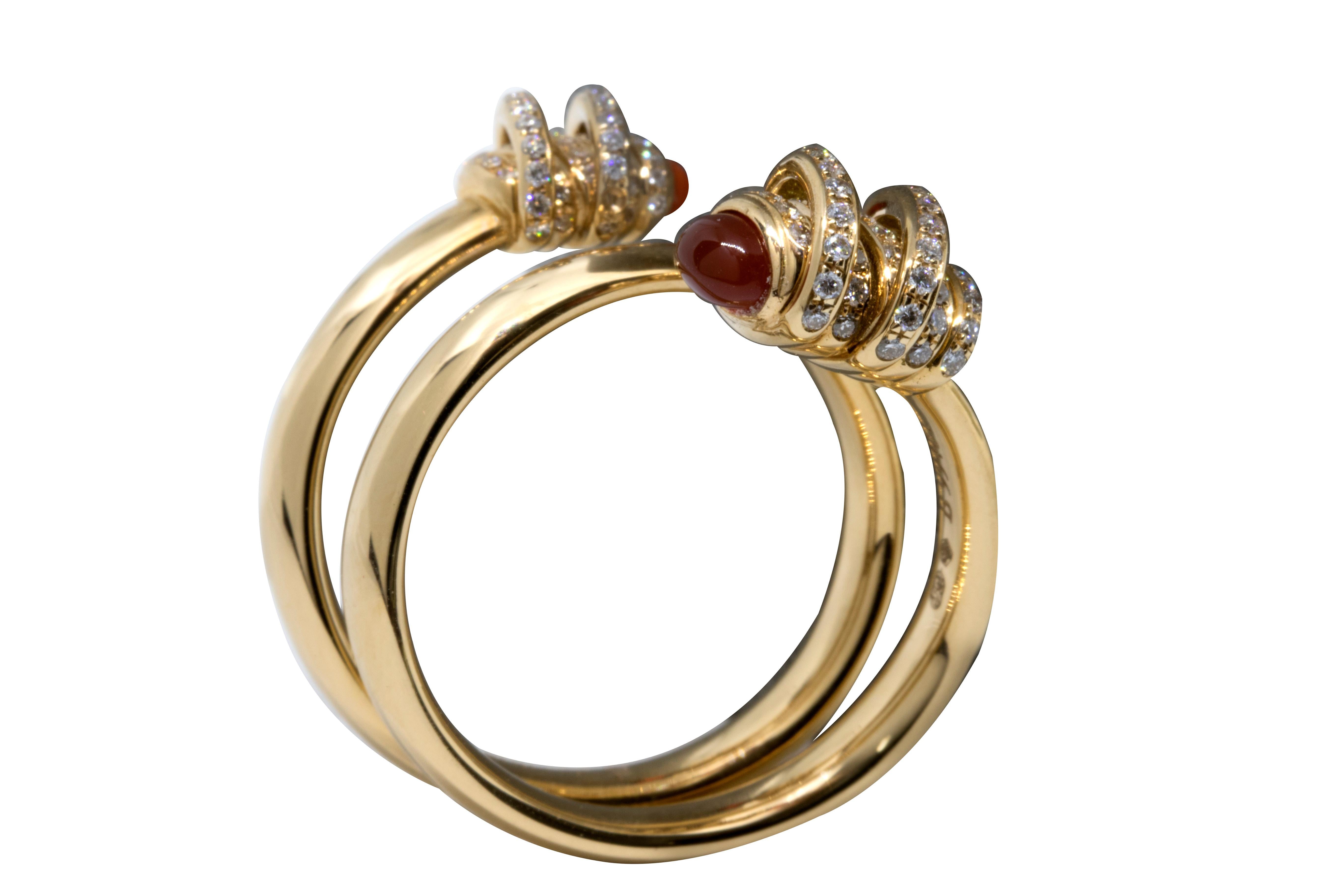 •	Spirale en or rose 18kt - 10,75 gr 
•	2 Cabochon de cornaline (.30 ct) 
•	123 diamants Whiting (.40 ct) 
•	Taille 6.5
