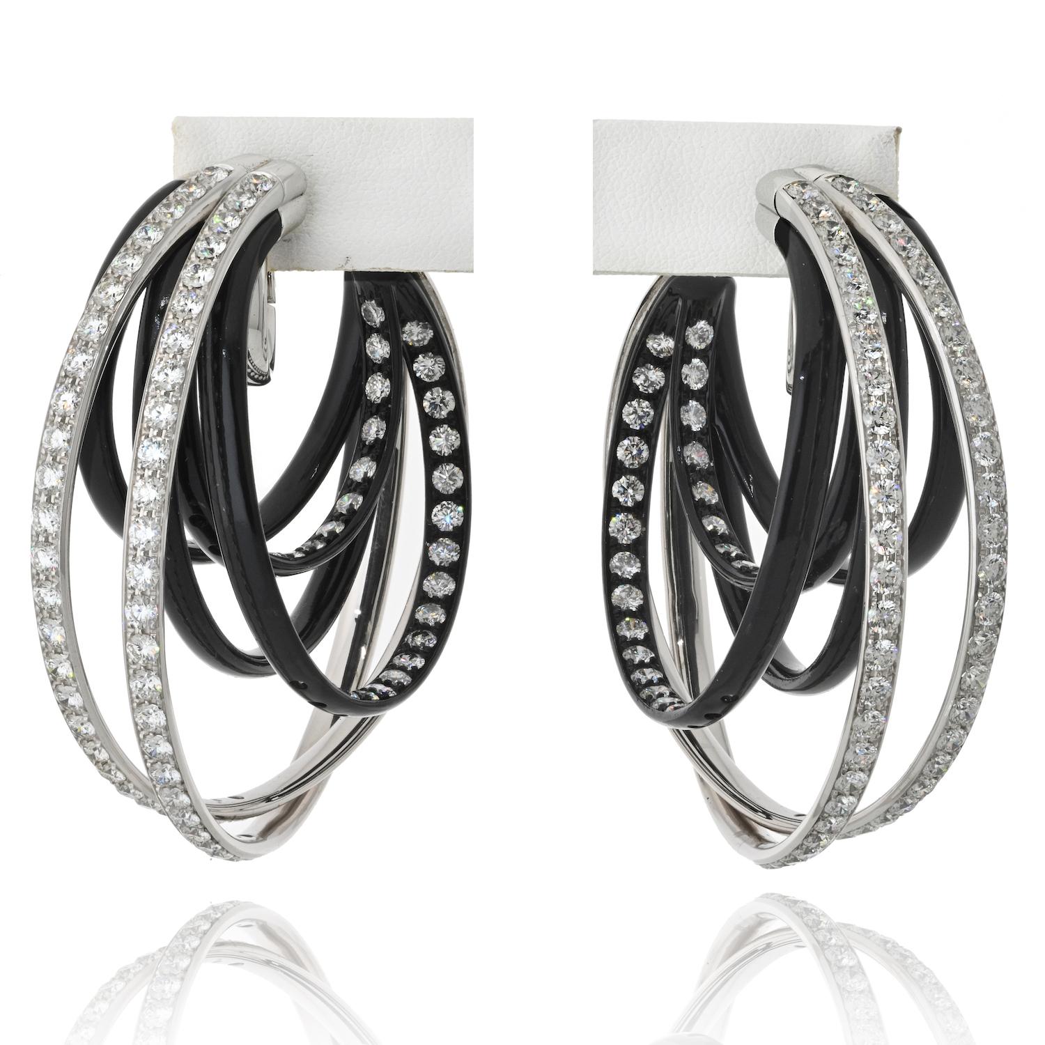Les boucles d'oreilles Large Allegra de De Grisogono, en or 18 carats et en céramique, sont une déclaration de luxe et de sophistication à couper le souffle. Ces magnifiques boucles d'oreilles sont ornées d'un éventail éblouissant de diamants