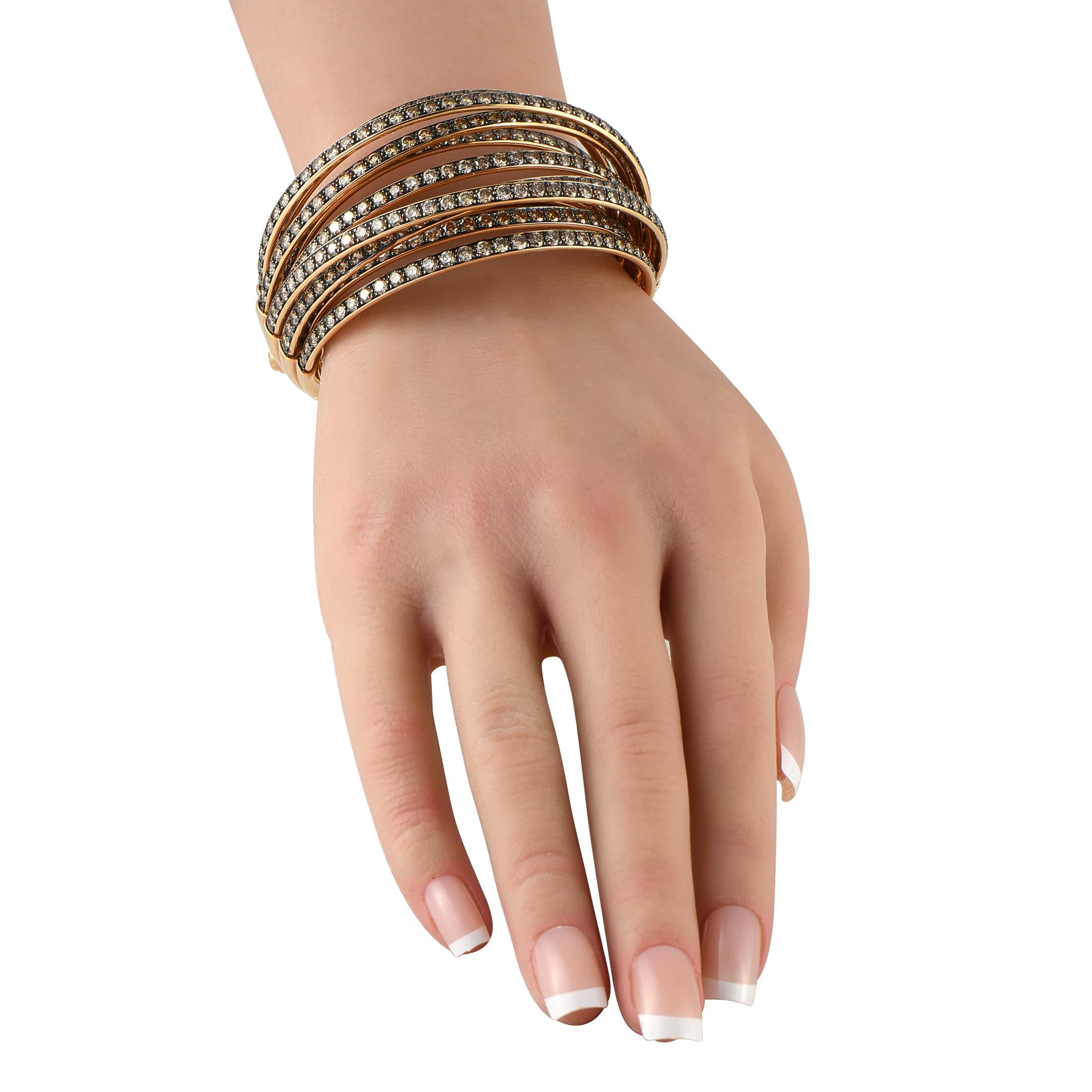 Atrevida e increíblemente llamativa, esta pulsera De Grisogono Allegra es imposible de ignorar. Engastado en oro rosa de 18 quilates, el diseño de varias capas cobra vida gracias a los diamantes incrustados, con un peso total de 30,25 quilates. Esta