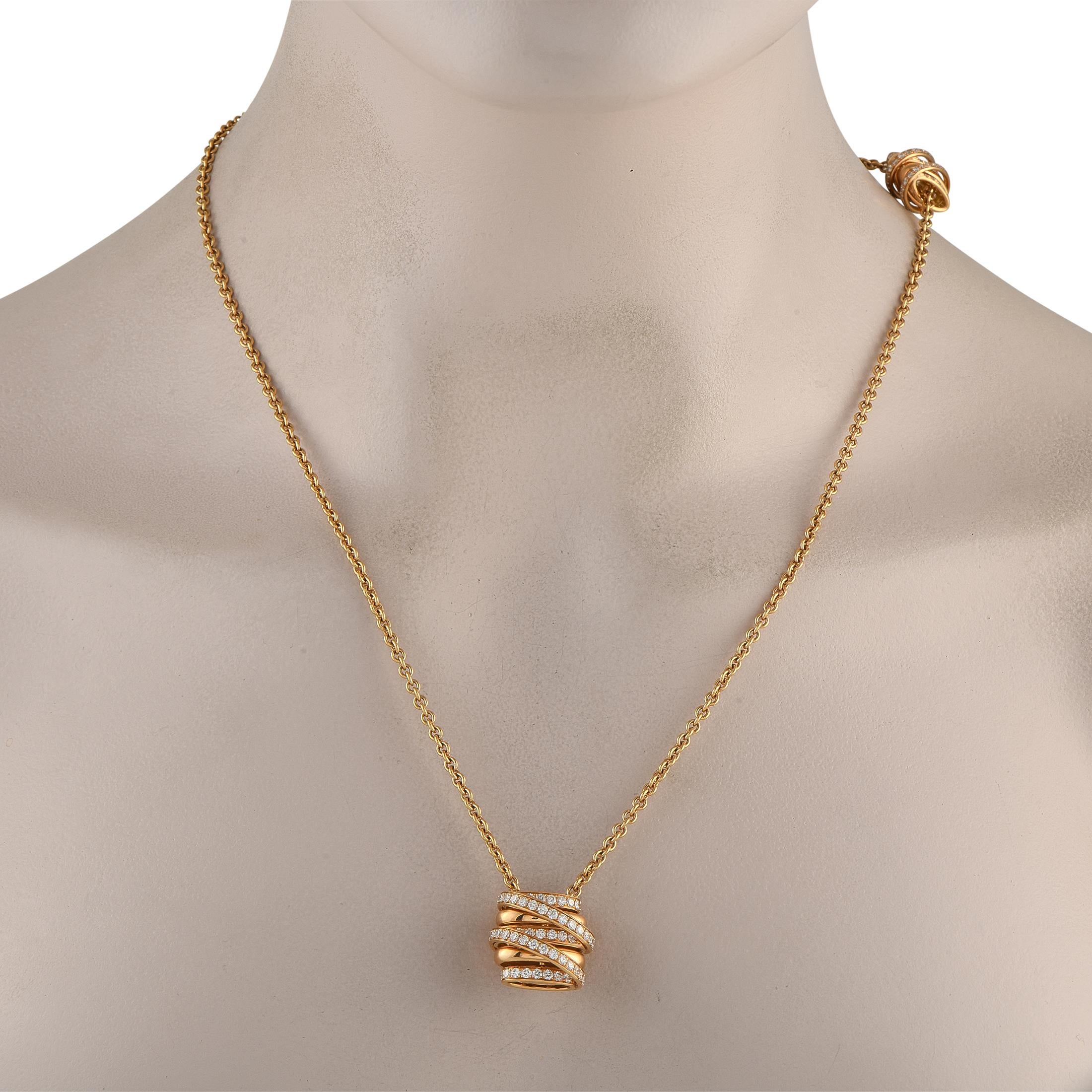 Questa collana De Grisogono Allegra è progettata per stupire. La catena 40 è impreziosita da ciondoli con bande intrecciate.  una caratteristica distintiva di questa collezione di marchi di lusso. I diamanti incastonati permettono a questo gioiello