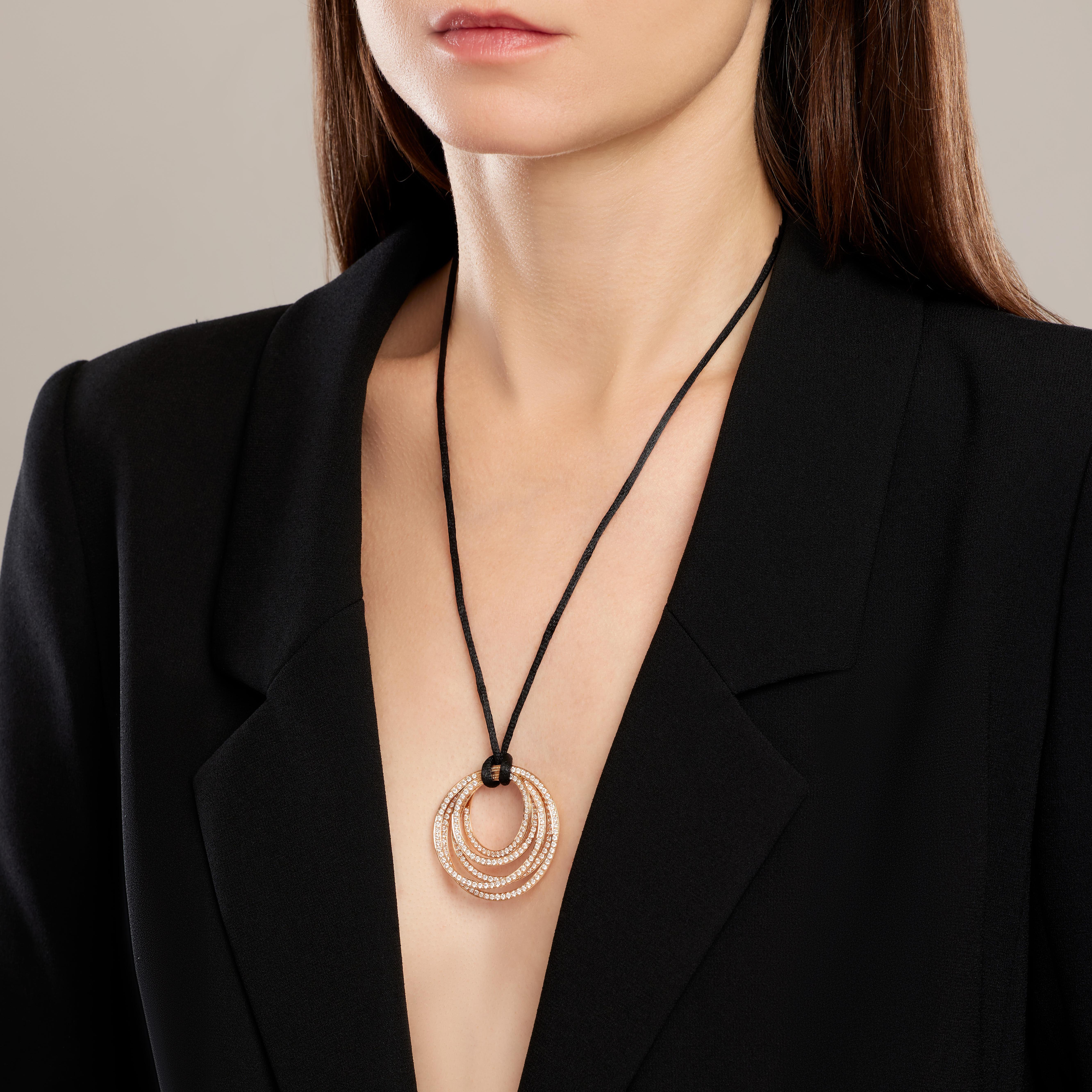 Collana de GRISOGONO Allegra in oro rosa 18k e diamanti. 
Prezzo originale: €30.000.
Condit: ottime condizioni (un piccolo segno di usura sul cordone di seta).
Lunghezza del Corde: 80 cm.
Lunghezza totale con ciondolo: 42 cm.
Piccola chiusura