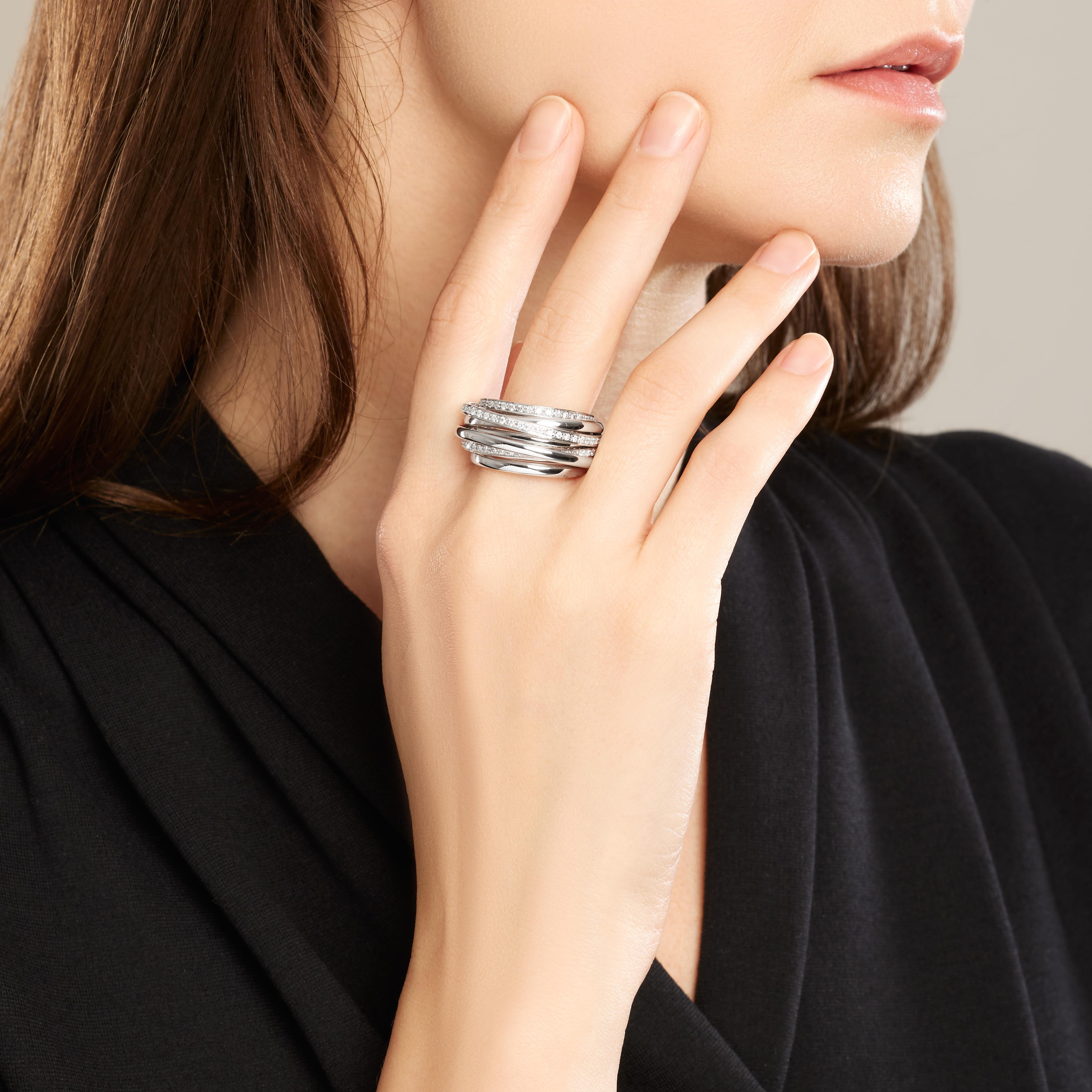 Anello de GRISOGONO Allegra in oro bianco 18 carati e diamanti. 
Prezzo originale: €15.000
Condizioni: come nuovo.  
Dimensione: 55.
Peso del diamante: circa 1,5 carati. 
Peso totale: 29.7 grammi.
Marchio svizzero.
Firmato De GRISOGONO e