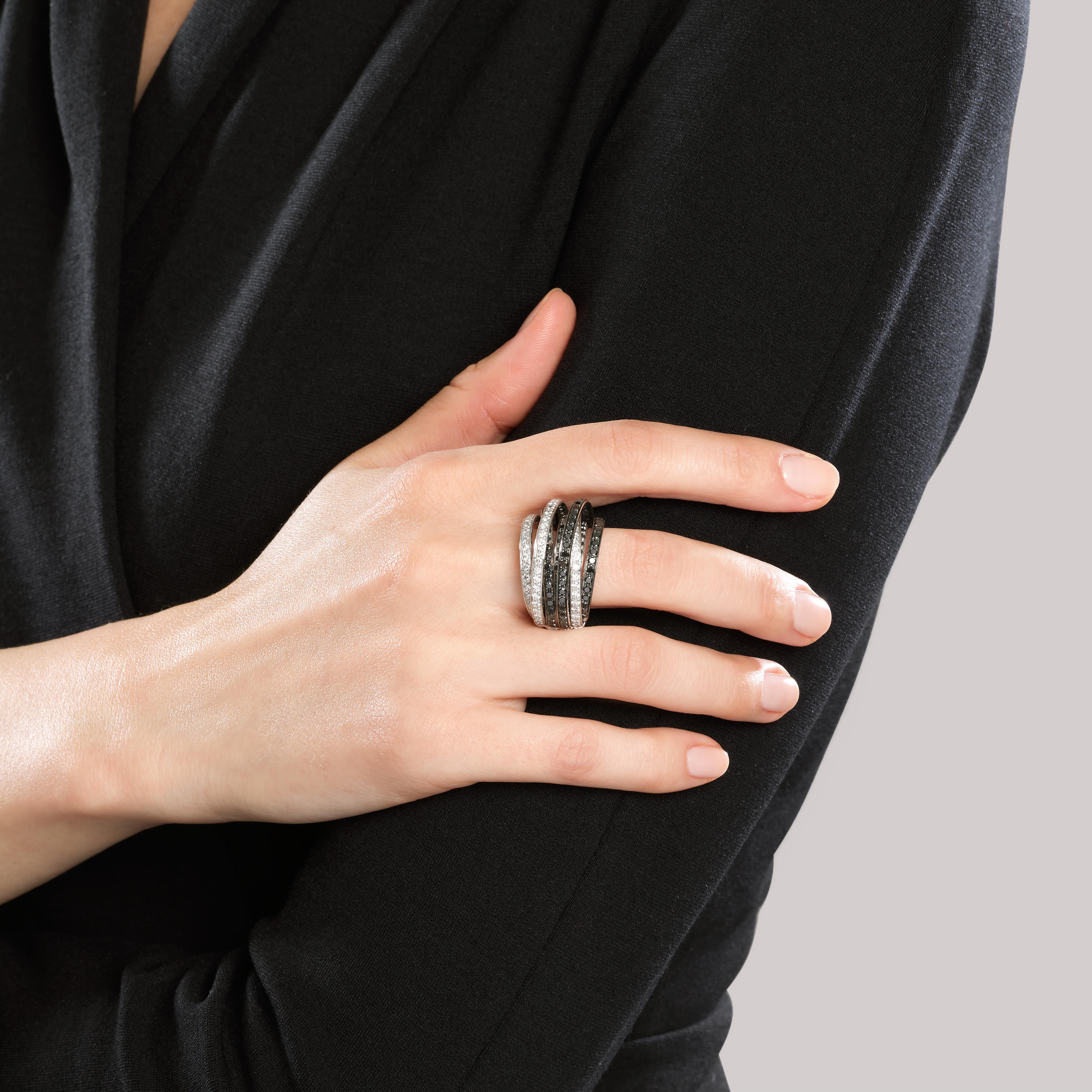 DE GRISOGONO Ring Allegra aus 18 Karat Weißgold, weiße Diamanten und schwarze Diamanten.
Ursprünglicher Preis: 30.000 €.
Zustand: sehr guter Zustand.
Größe: 53.
Breite: 1.8 cm.
Gewicht des Diamanten: 5,44 Karat.
Gesamtgewicht: 24,67 g.
Punzierungen: