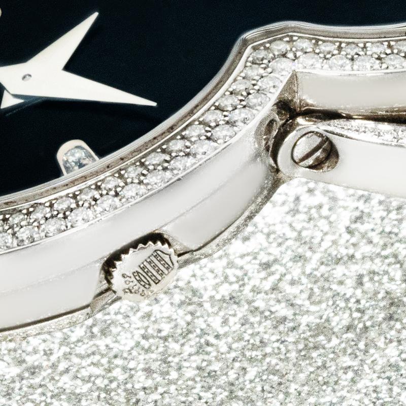 Montre luxueuse et distinctive, la montre De Grisogono Be Eight Ref. S07 est réalisée en or blanc 18 carats et sertie de 188 diamants blancs (environ 1,36 ct au total). Elle présente un cadran noir avec des index sertis de diamants et une boucle