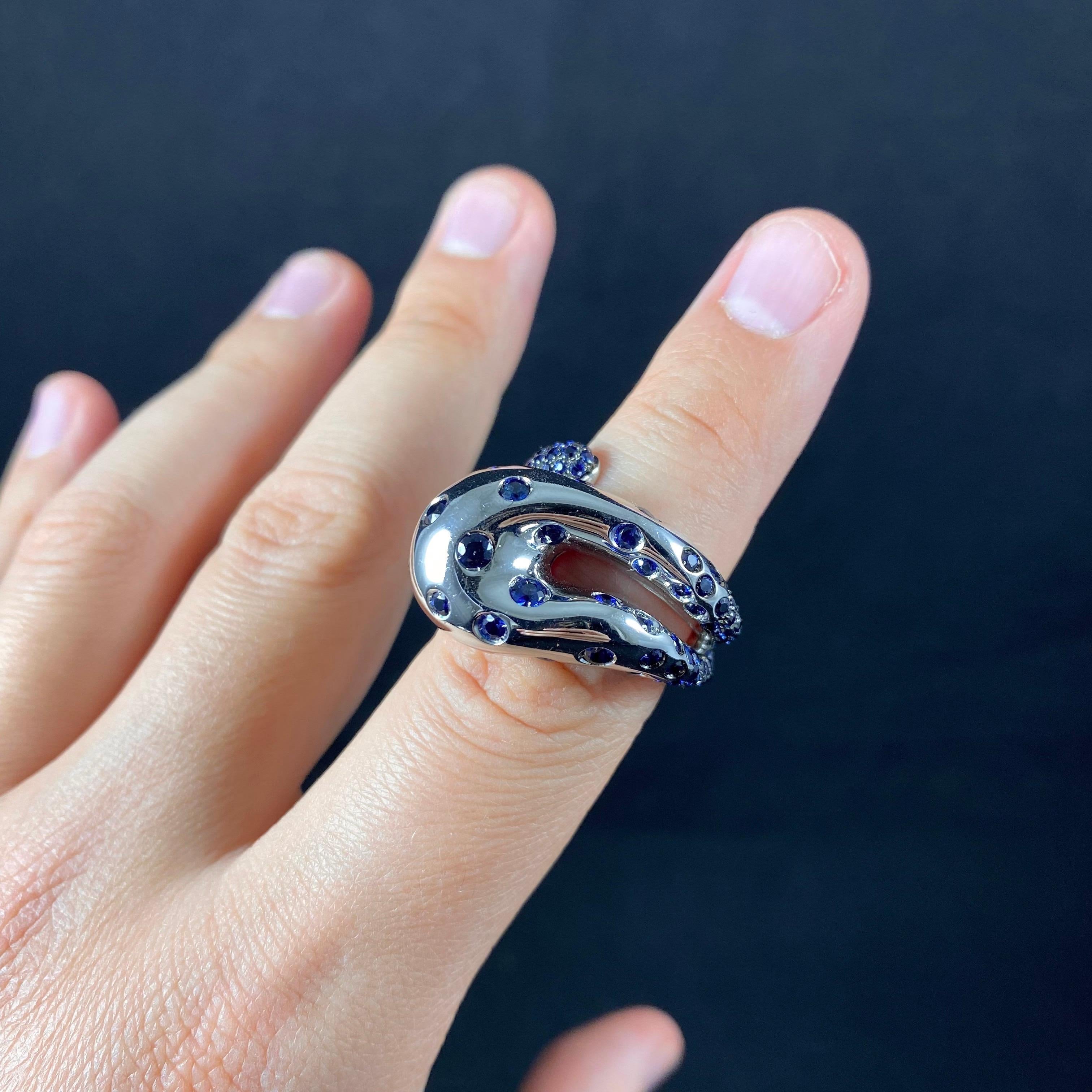 Women's or Men's de GRISOGONO Blue Sapphire Pave Flush Serpent Snake Cocktail Ring White Gold For Sale