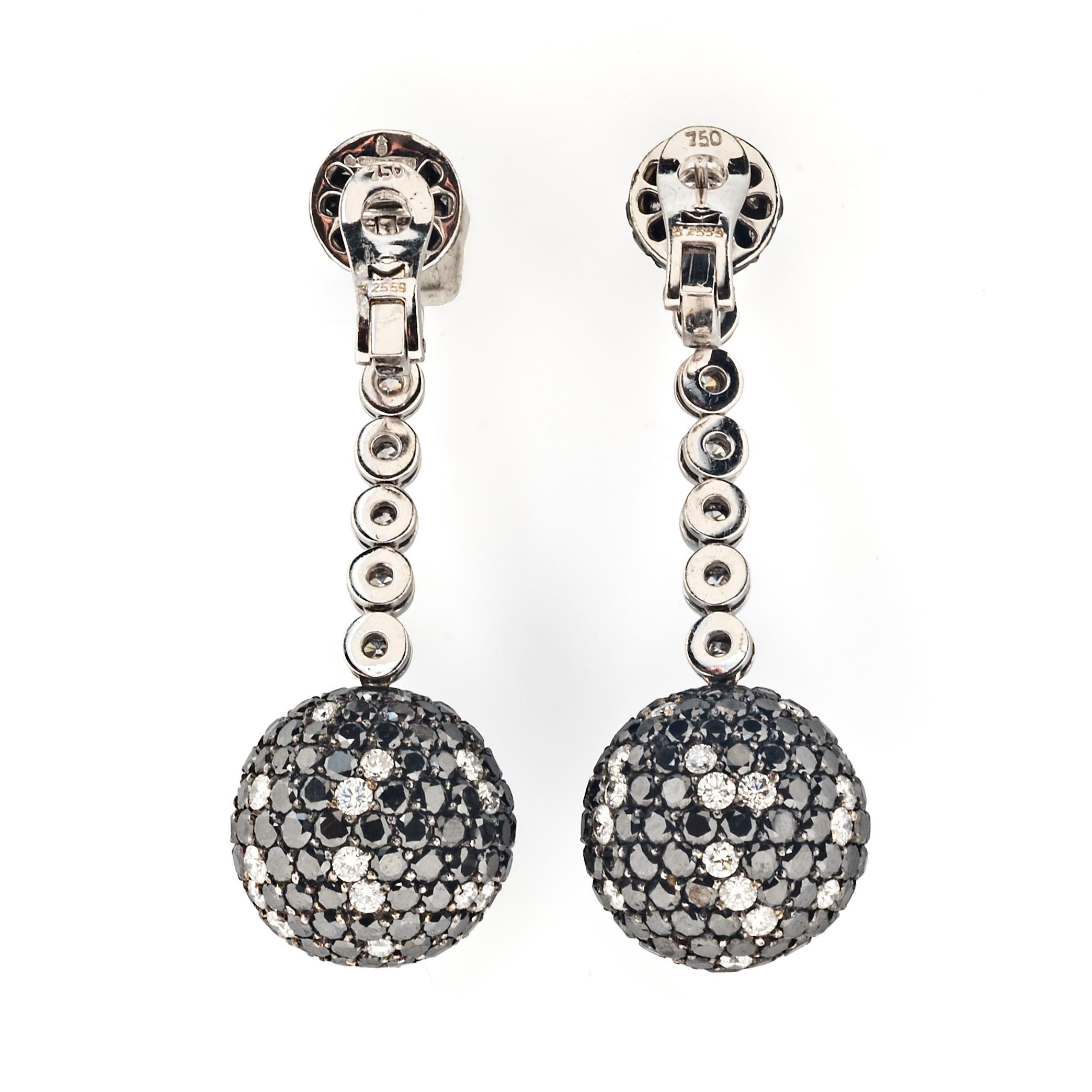 Inspiriert vom Glamour der Jetset-Partys, ist die Boule-Kollektion eine der charakteristischen Kreationen von de Grisogono. Dieses auffällige Paar Ohrringe wurde auf Bestellung gefertigt und funkelt mit ca. 25,1 Karat schwarzen Diamanten und ca. 3,0